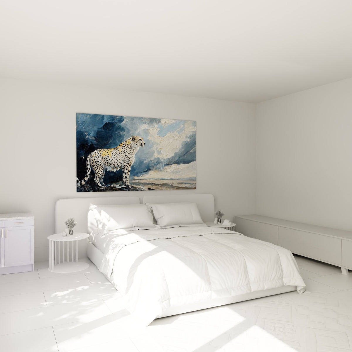 Guépard fauve au pelage tacheté surplombant un lit dans une chambre claire, ciel bleu marine en fond