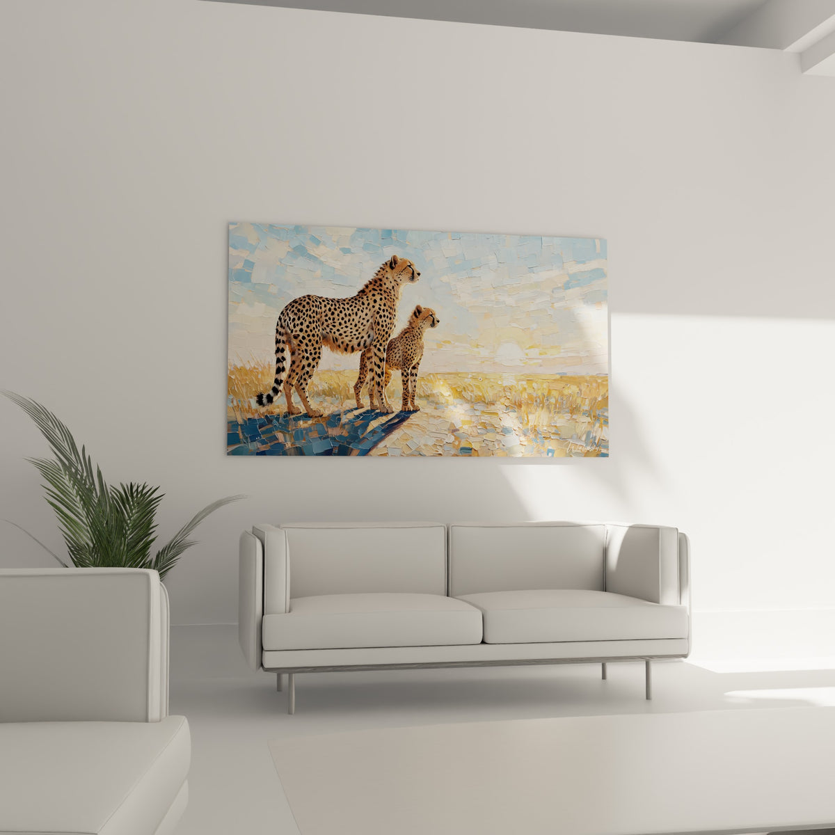 Silhouettes tachetées de guépards fauve et ocre face au soleil, au-dessus d'un canapé dans un salon lumineux