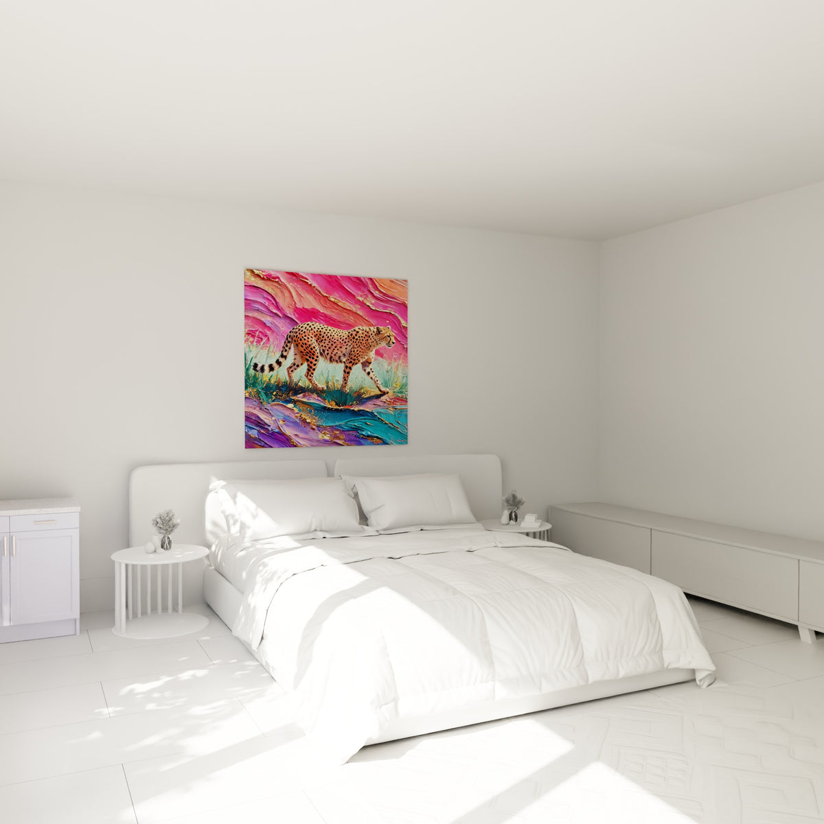 Félin fauve aux taches noires traversant un décor rose et doré, au-dessus d'un lit dans une chambre claire