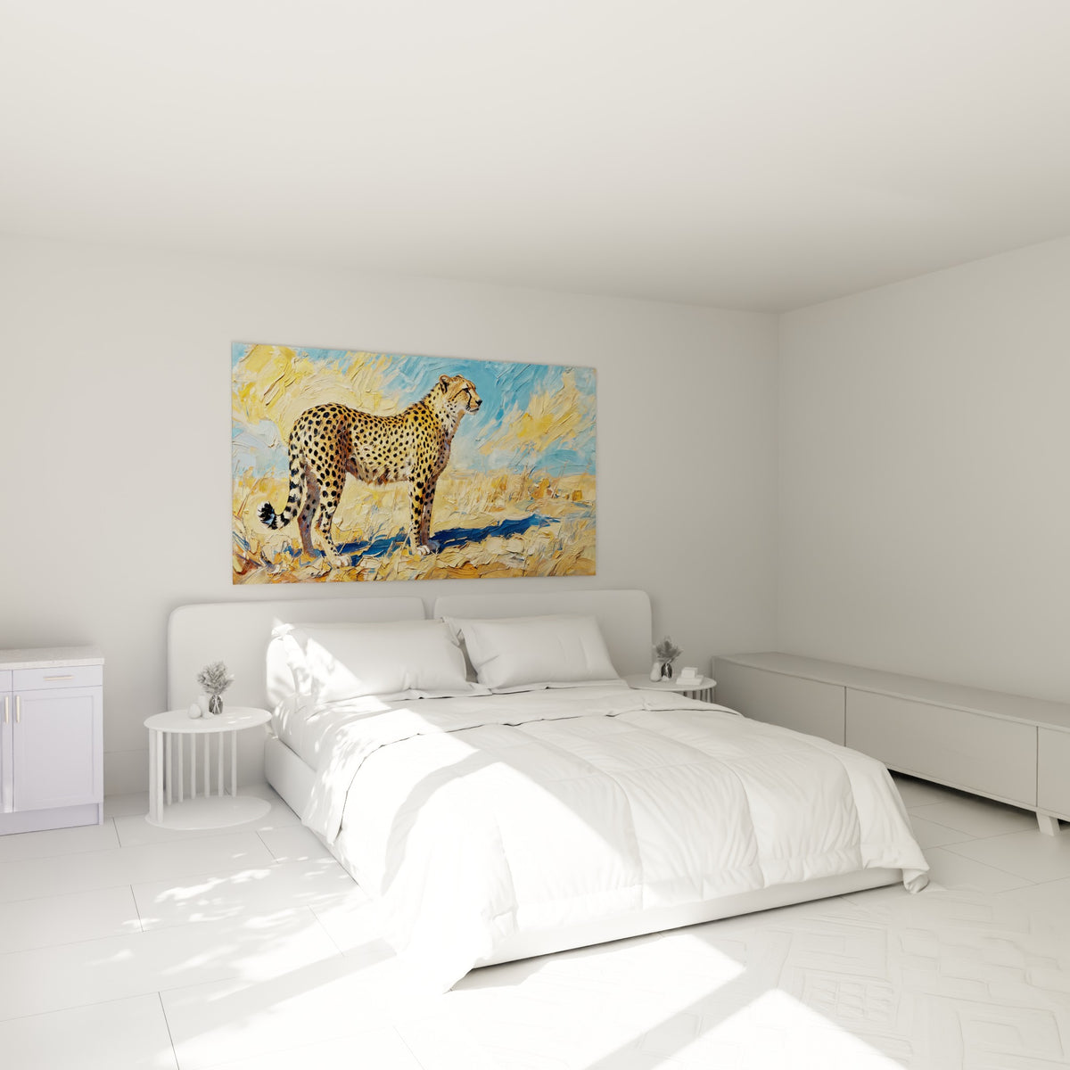 Félin fauve tacheté observant l'horizon, accroché au-dessus d'un lit dans une chambre claire.