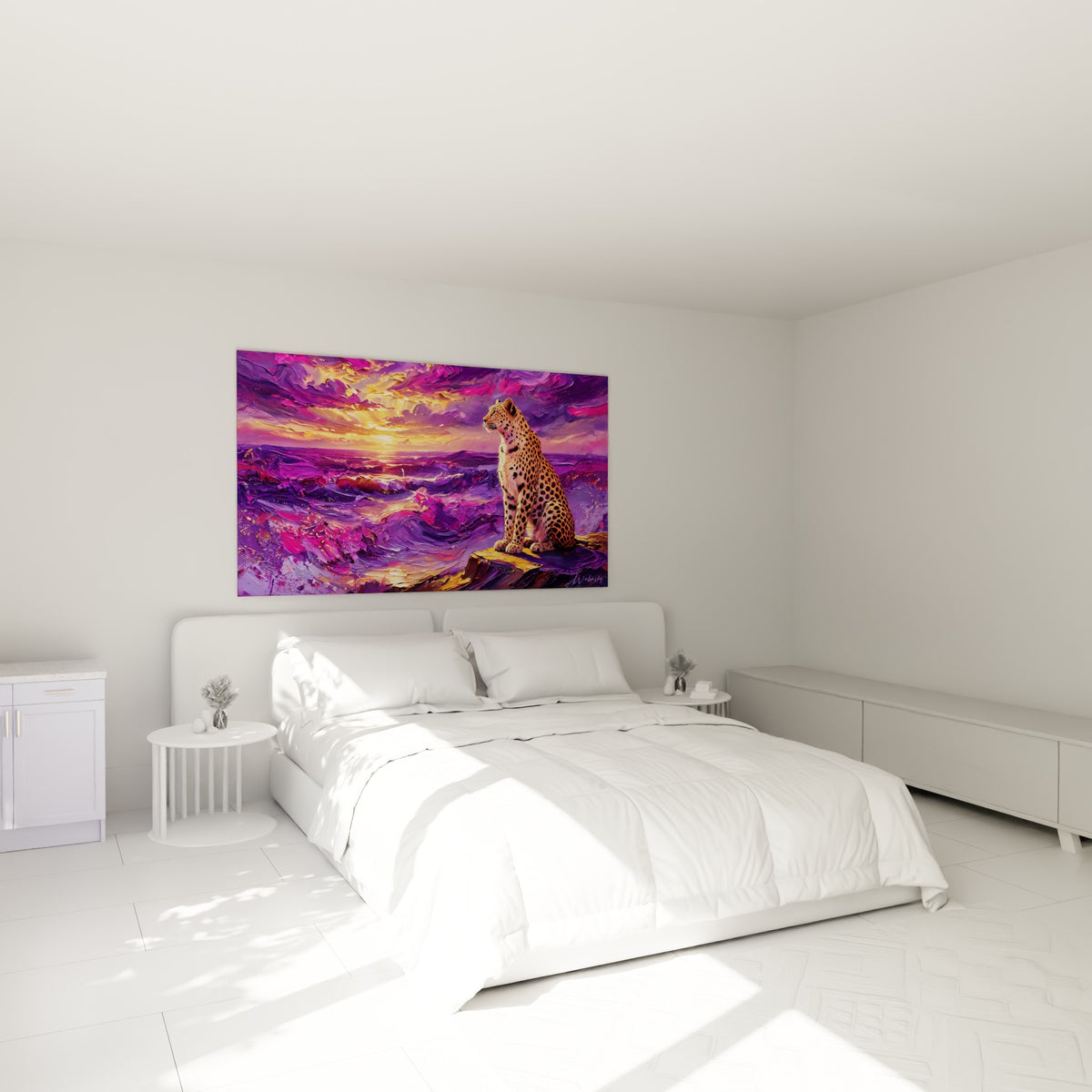 Félin contemplant un crépuscule pourpre et or, au-dessus d'un lit dans une chambre claire