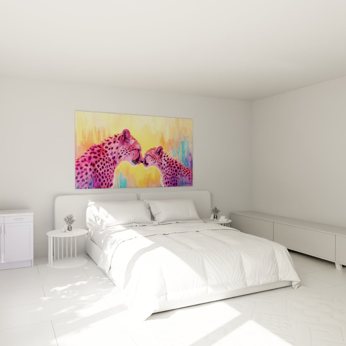 Deux guépards fuchsia et dorés se touchant le museau, au-dessus d'un lit dans une chambre claire