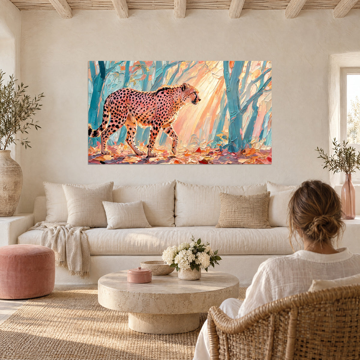 Tableau guépard tacheté rose et orangé marchant parmi des troncs turquoise, pâte épaisse, au-dessus d'un canapé dans un salon lumineux