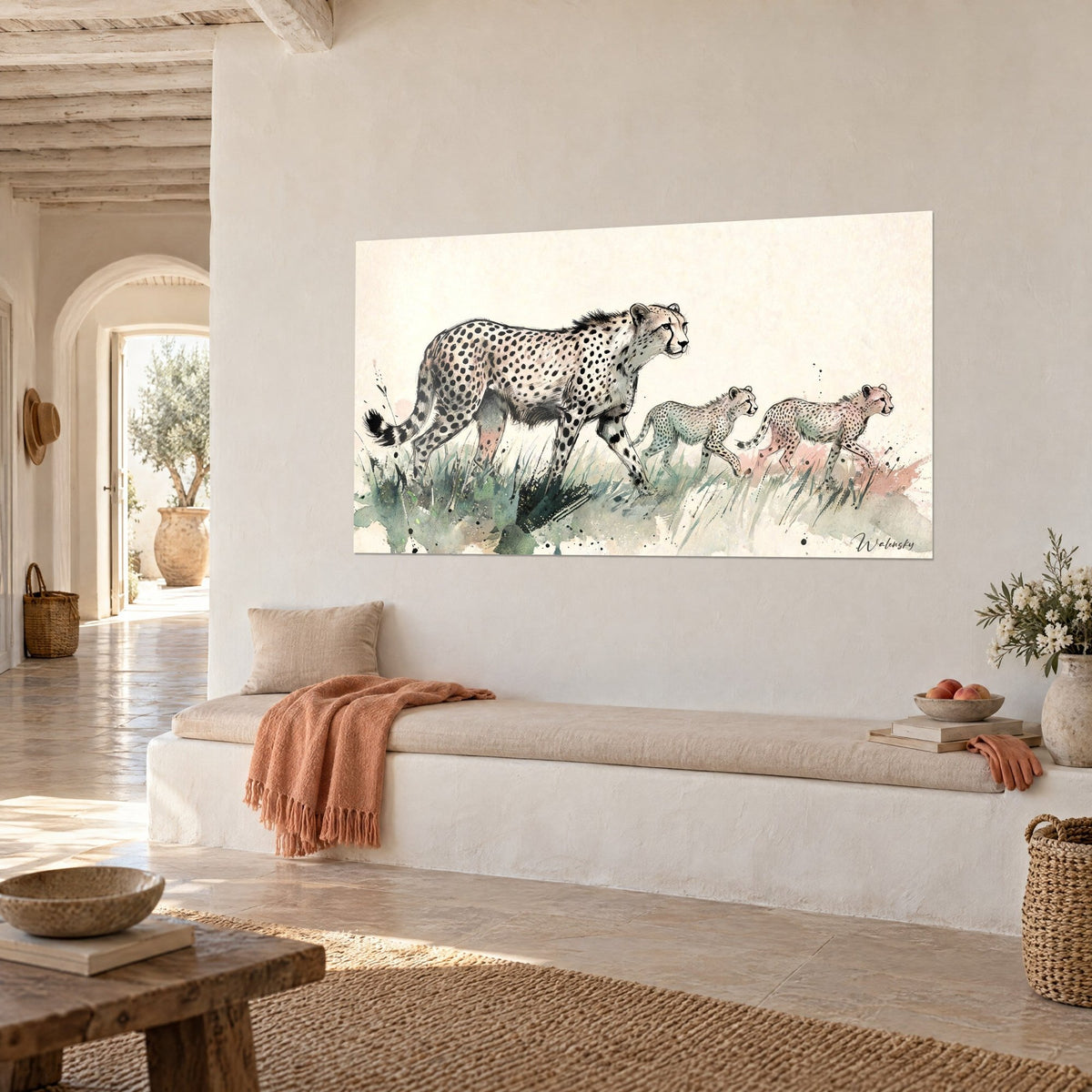 Tableau félin tacheté en marche dans les herbes, lavis rose poudré et gris-vert sur fond crème, banquette blanche et plaid corail