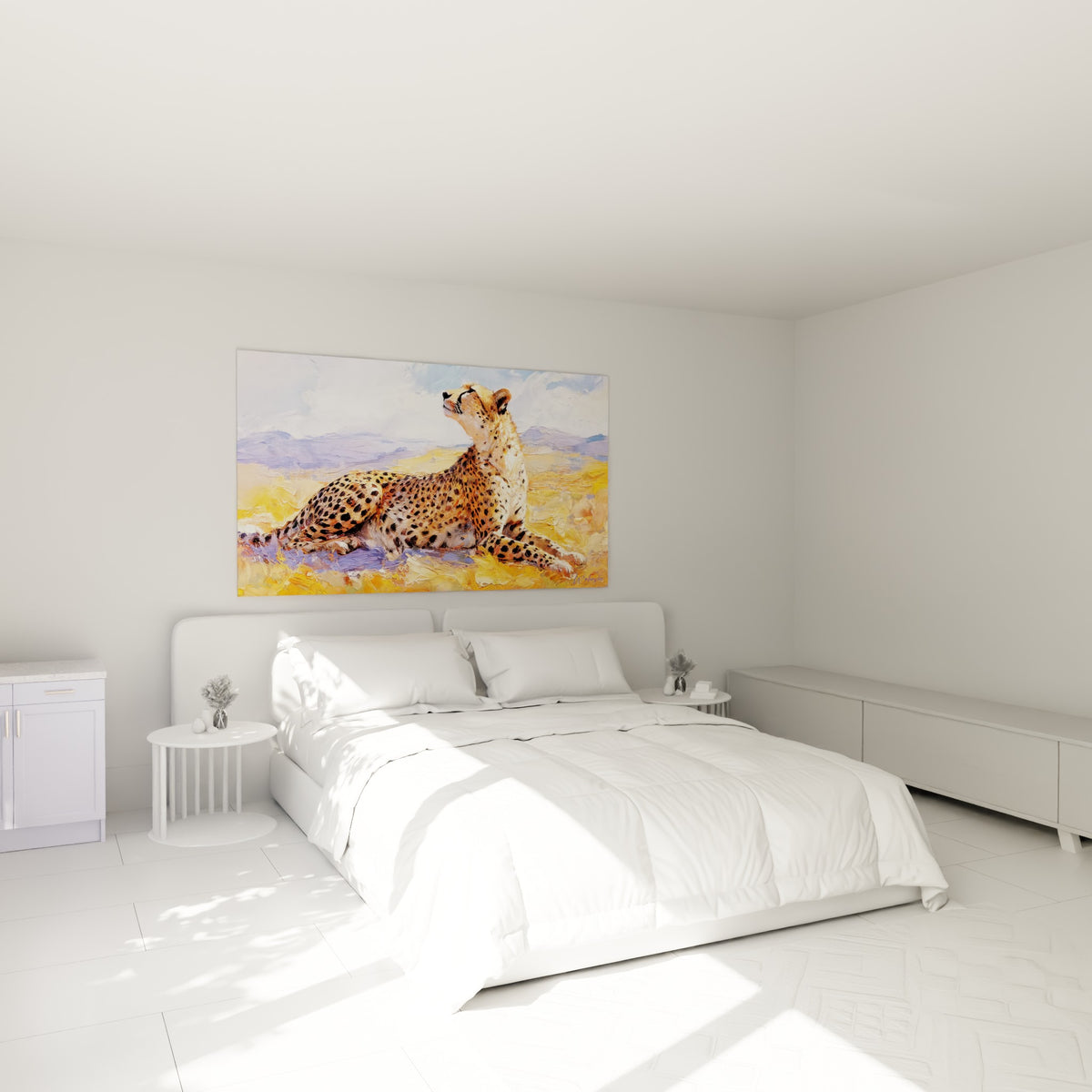 Guépard ocre et crème au regard vigilant, accroché au-dessus d'un lit dans une chambre claire