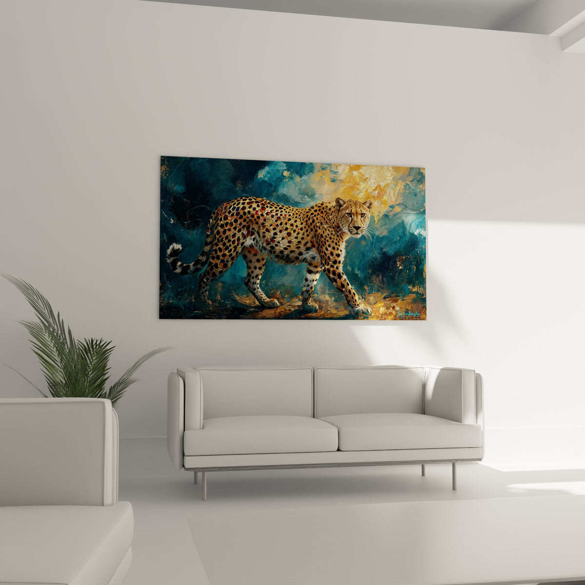 Silhouette de guépard mordorée sur fond bleu marine, suspendue au-dessus d'un canapé dans un salon lumineux