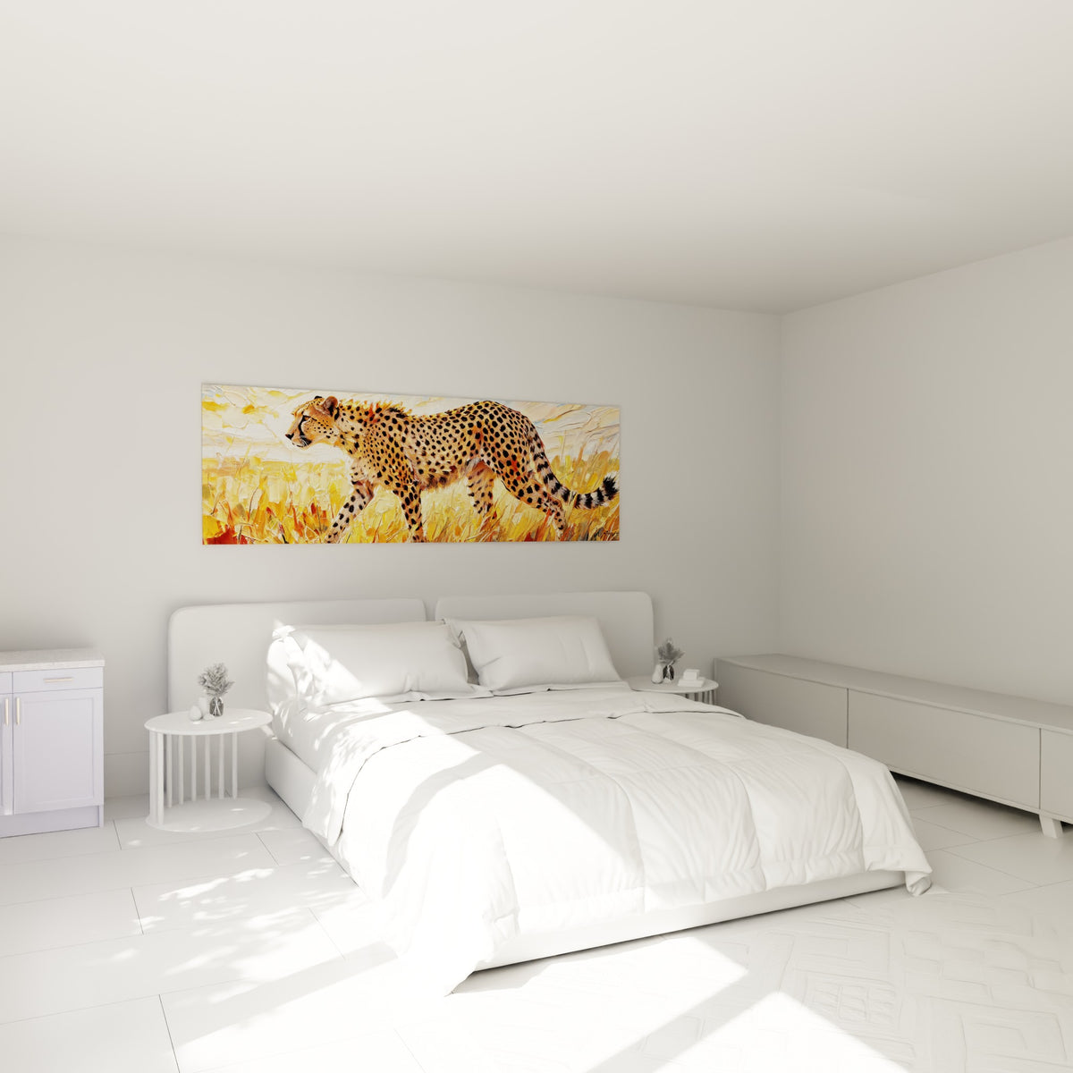 Félin tacheté ocre et noir en marche, tableau accroché au-dessus d'un lit dans une chambre claire