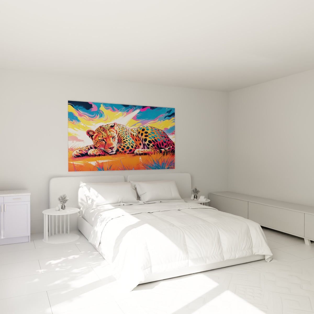 Guépard allongé aux couleurs fauve et bleu turquoise au-dessus d'un lit dans une chambre claire
