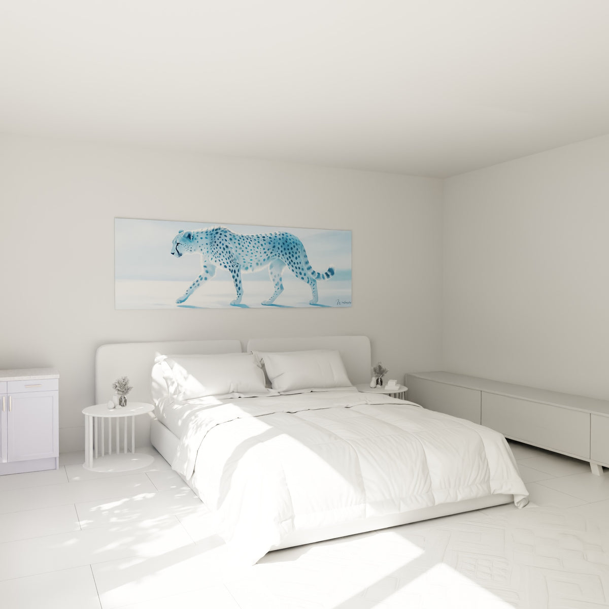 Guépard immaculé aux motifs bleu marine, accroché au-dessus d'un lit dans une chambre claire