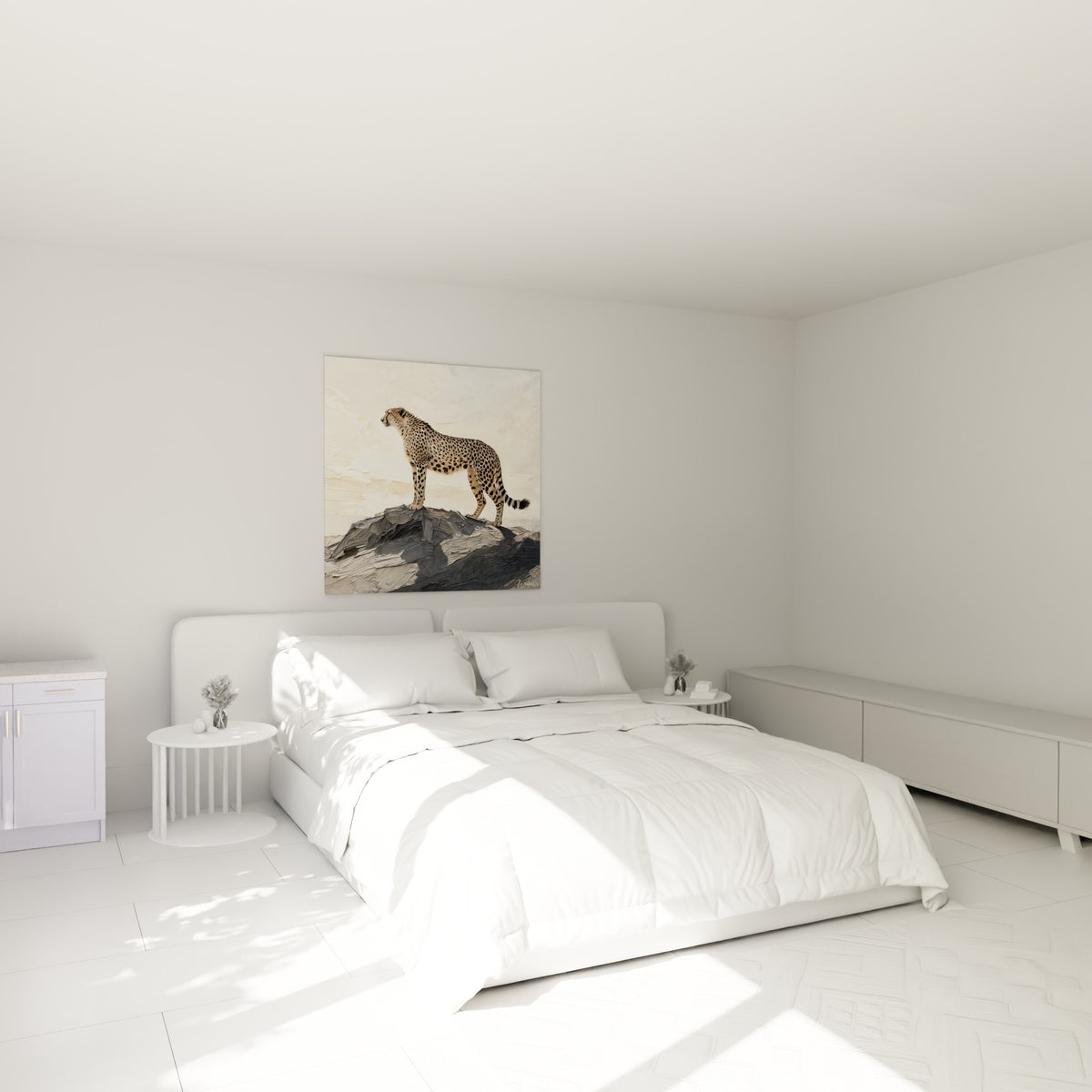 Félin tacheté noir et beige peint en empâtements, accroché au-dessus d'un lit dans une chambre claire