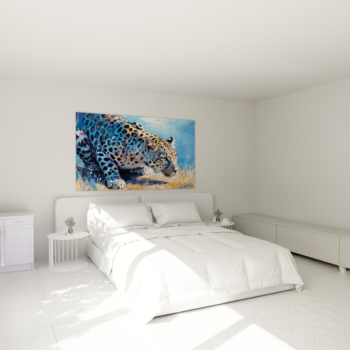 Félin tacheté aux teintes ocre et bleu marine accroché au-dessus d'un lit dans une chambre claire