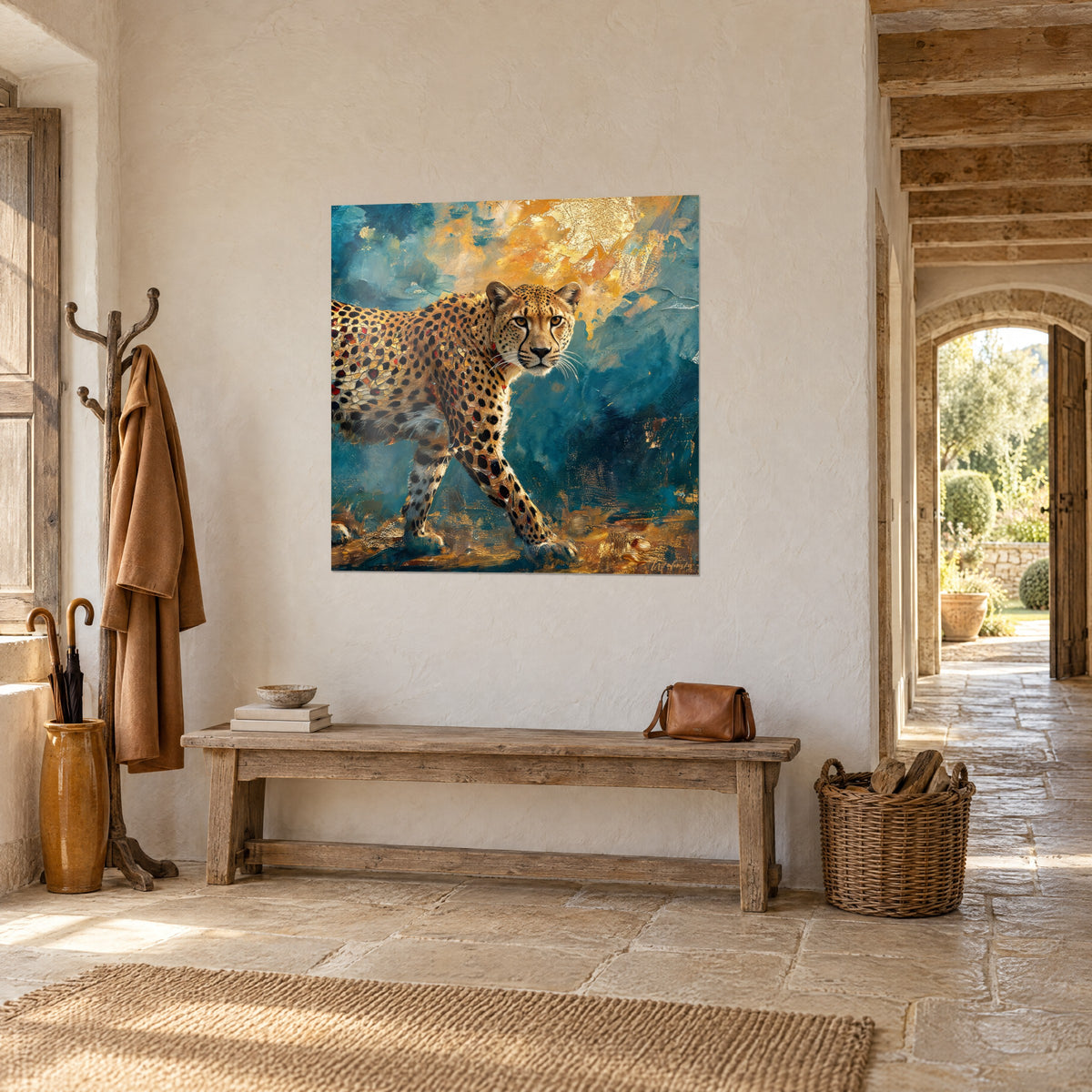 Guépard mosaïque terracotta et or avançant, suspendu au-dessus d'un canapé dans un salon lumineux