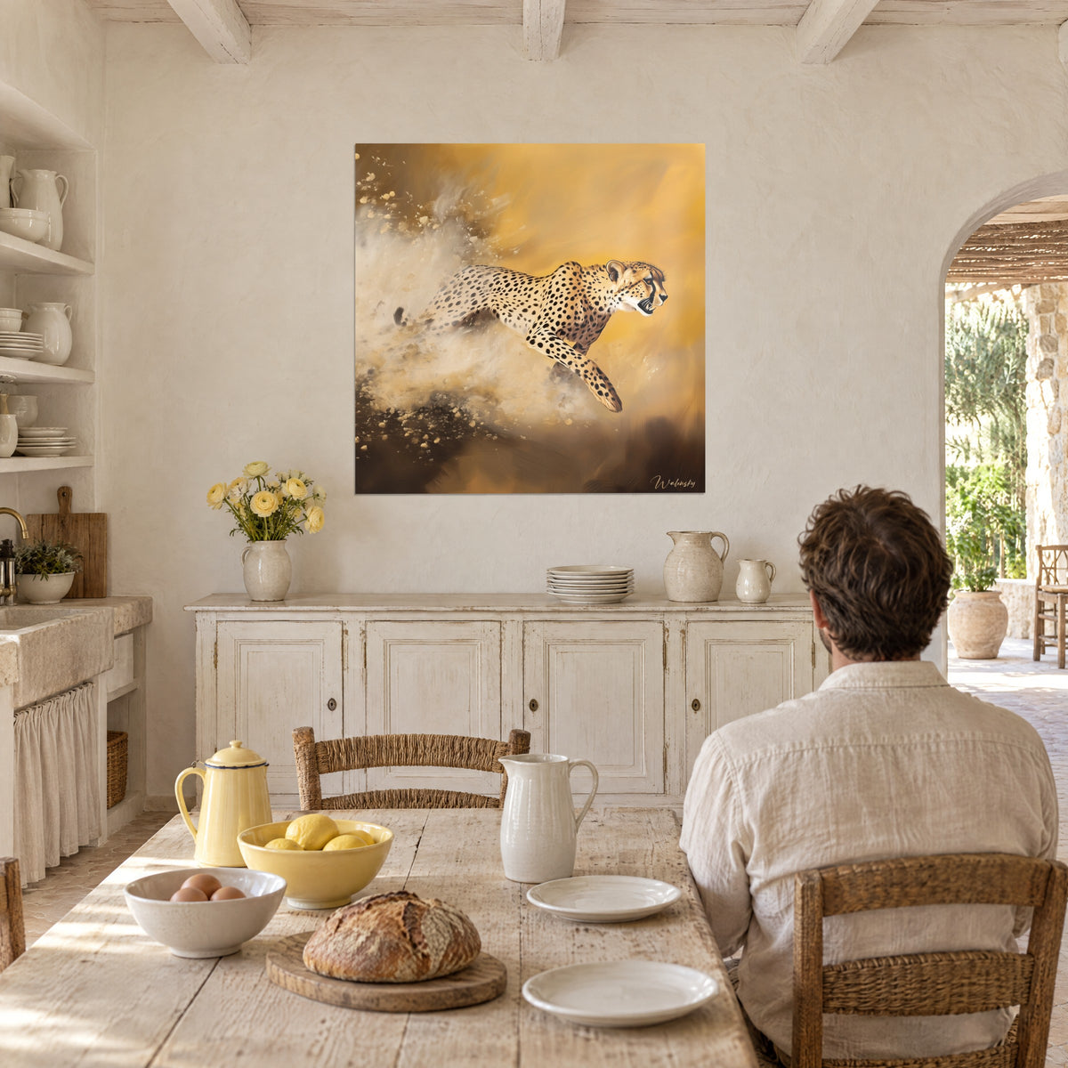 Tableau grand félin à la gueule ouverte, regard ambré, ciel jaune safran, homme de dos à une table en bois avec pain et citrons
