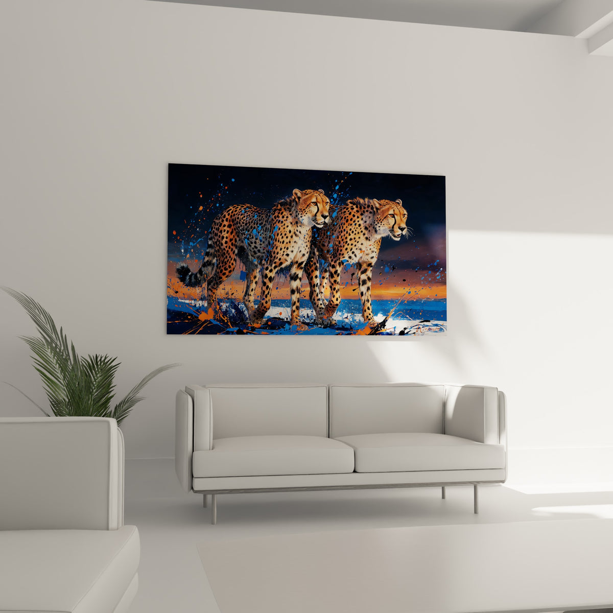 Guépards au regard perçant, fond orange crépusculaire et coulures bleues, au-dessus d'un canapé dans un salon lumineux