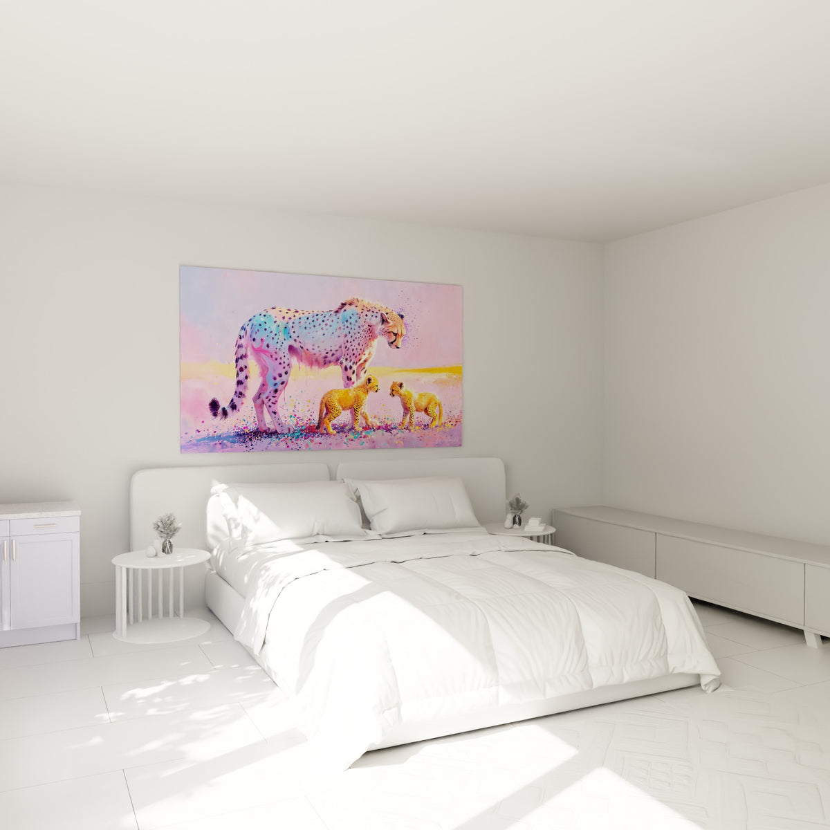 Guépard aux teintes roses et mauves accompagné de petits ocre, au-dessus d'un lit dans une chambre claire
