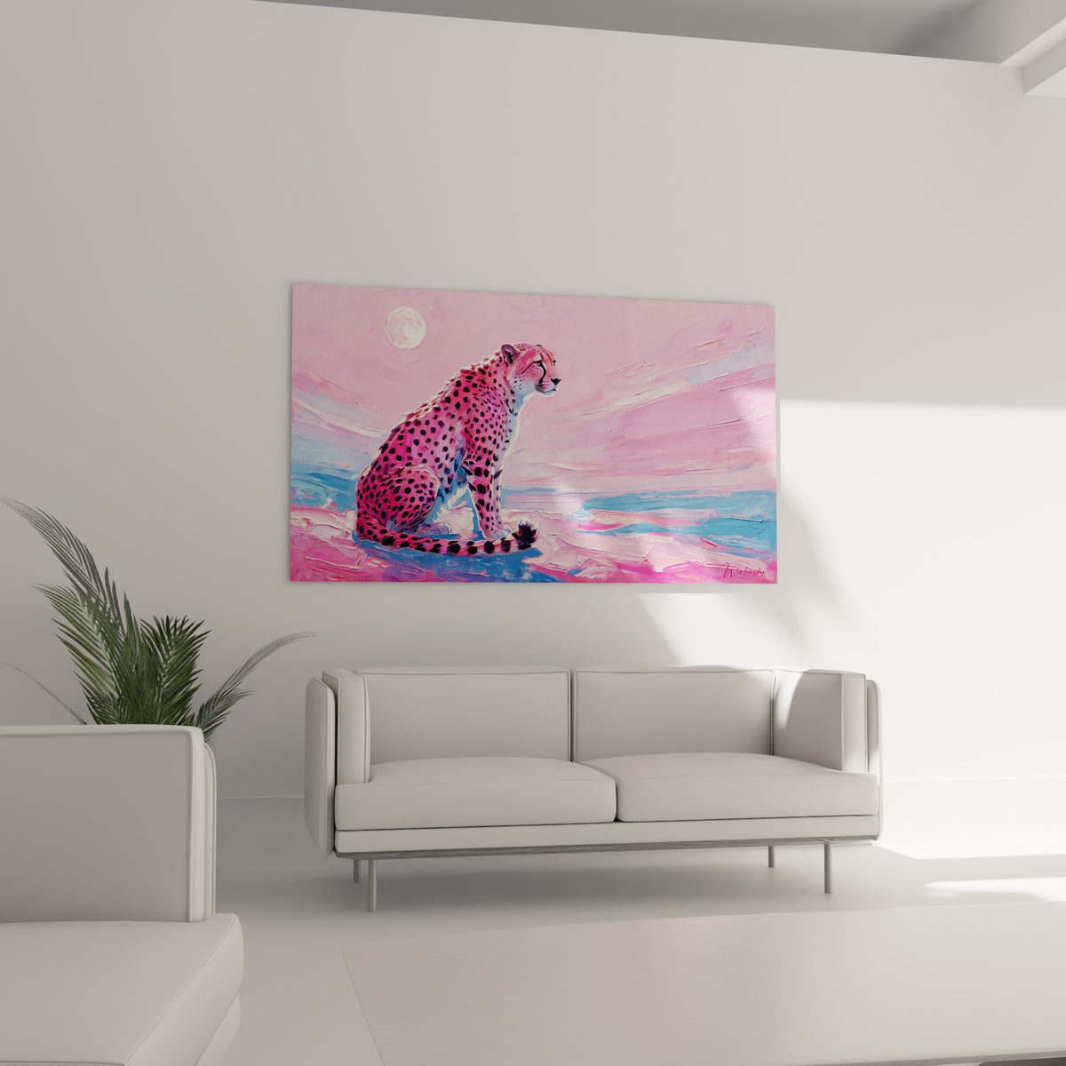 Guépard tacheté au pelage rose et bleu pastel, placé au-dessus d'un canapé dans un salon lumineux.