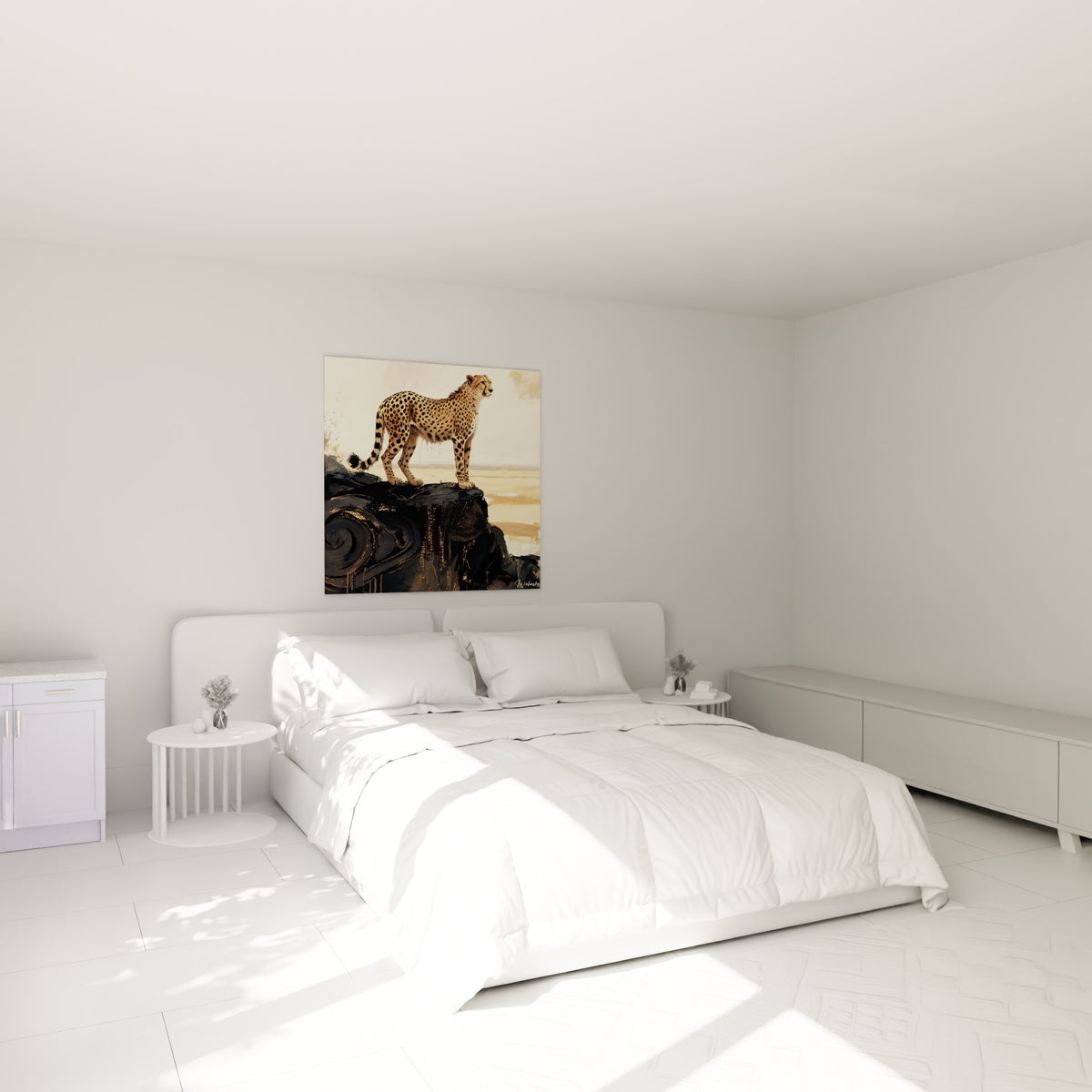 Guépard tacheté au pelage fauve et doré, accroché au-dessus d'un lit dans une chambre claire