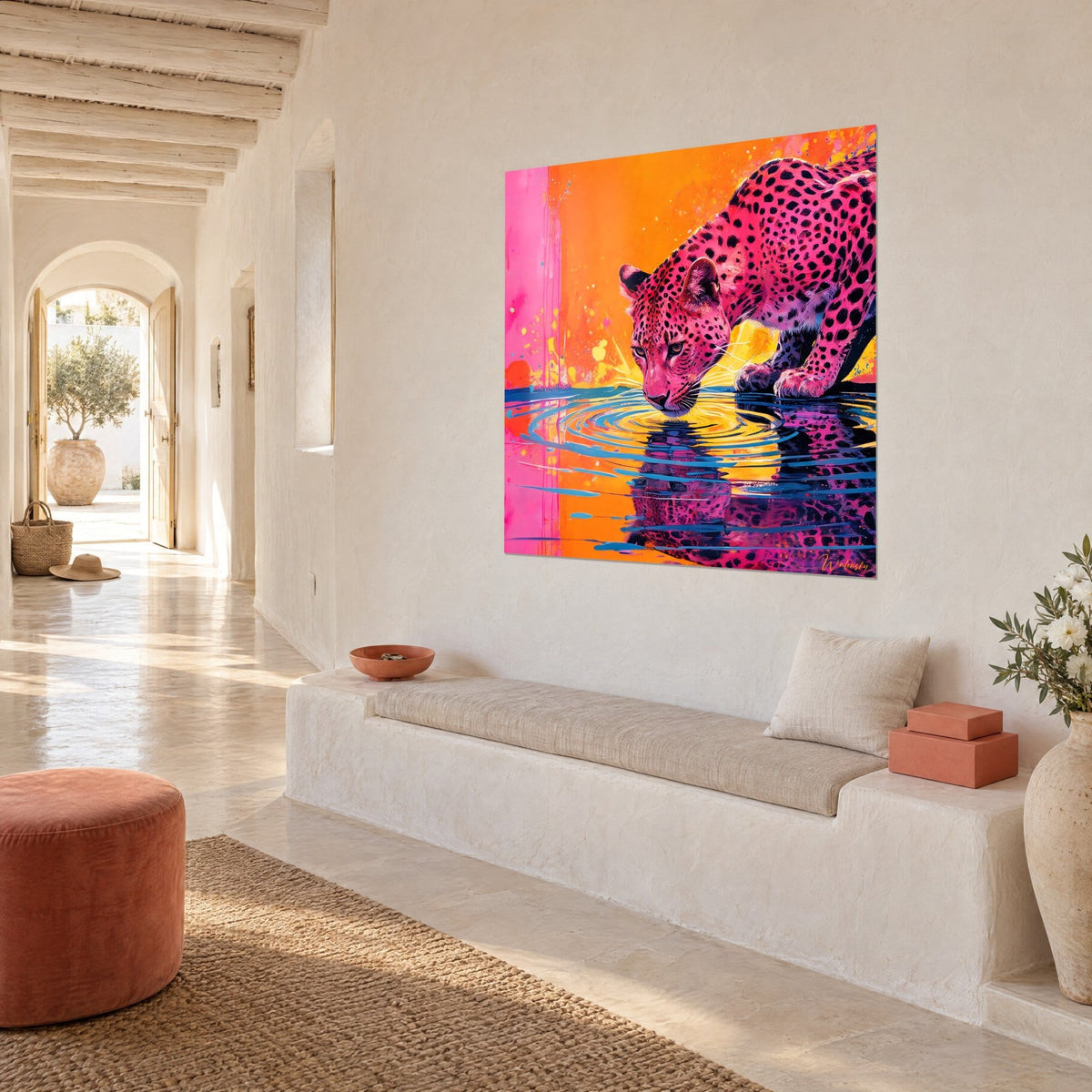 Schilderij fuchsia jachtluipaard drinkt uit een plas met blauwe golven, gele spatten op witte muur, stenen bank