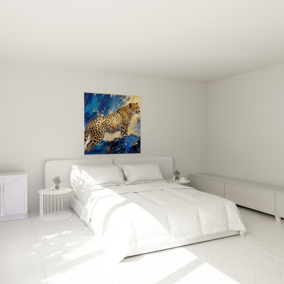 Prédateur au pelage doré et taches noires, tableau accroché au-dessus d'un lit dans une chambre claire