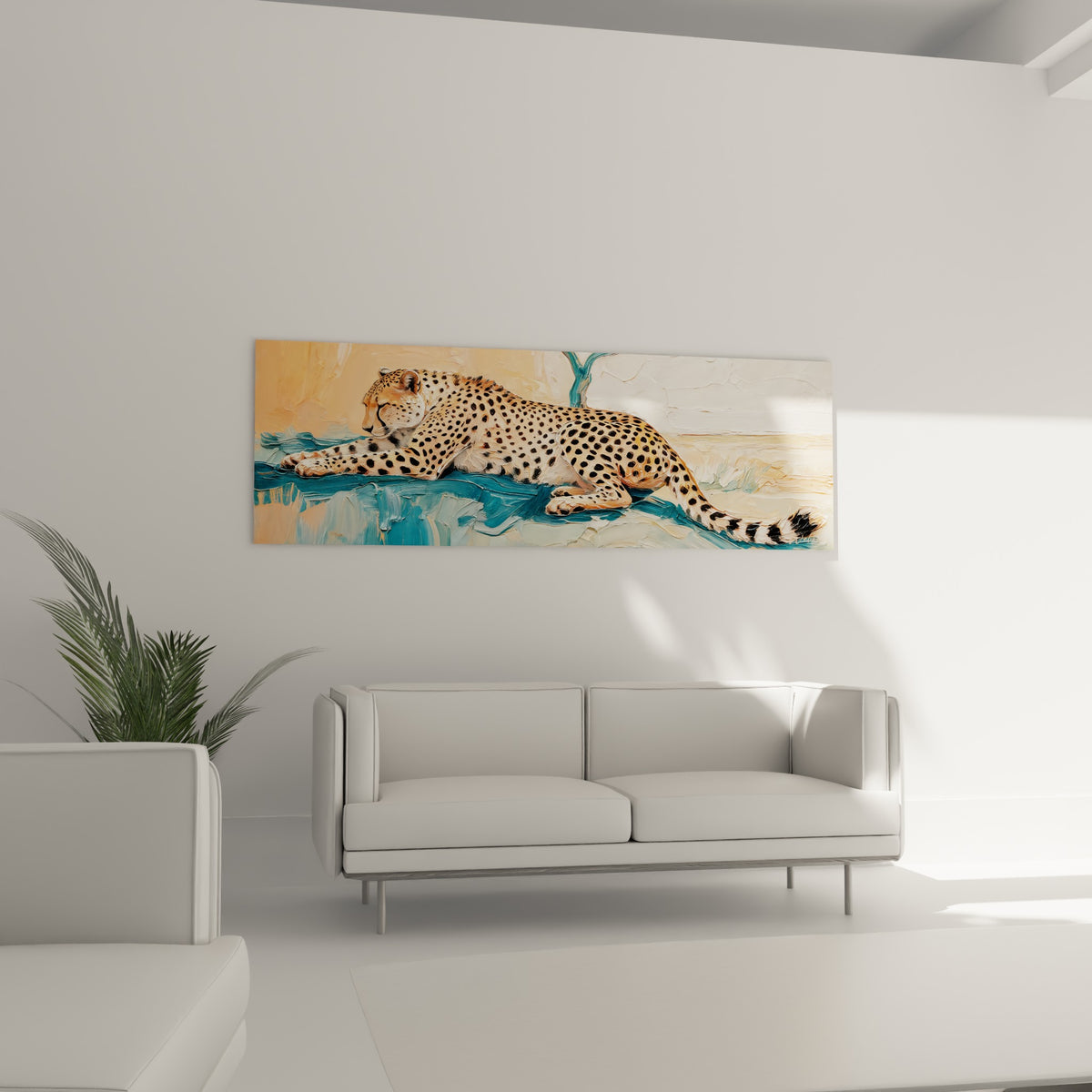 Guépard au pelage pêche et noir reposant sur fond turquoise, au-dessus d'un canapé dans un salon lumineux