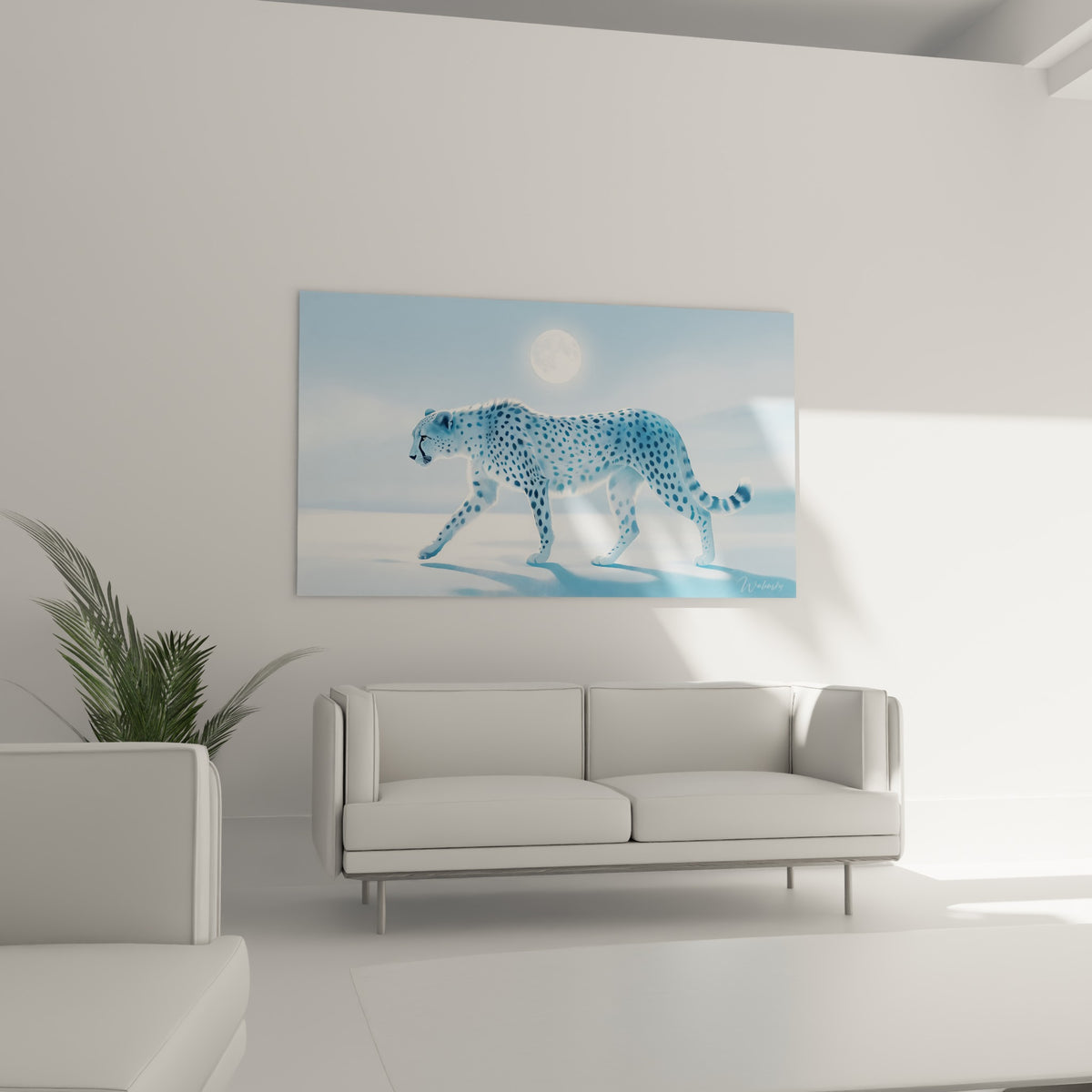 Guépard aux taches bleu nuit et pelage blanc suspendu au-dessus d'un canapé dans un salon lumineux