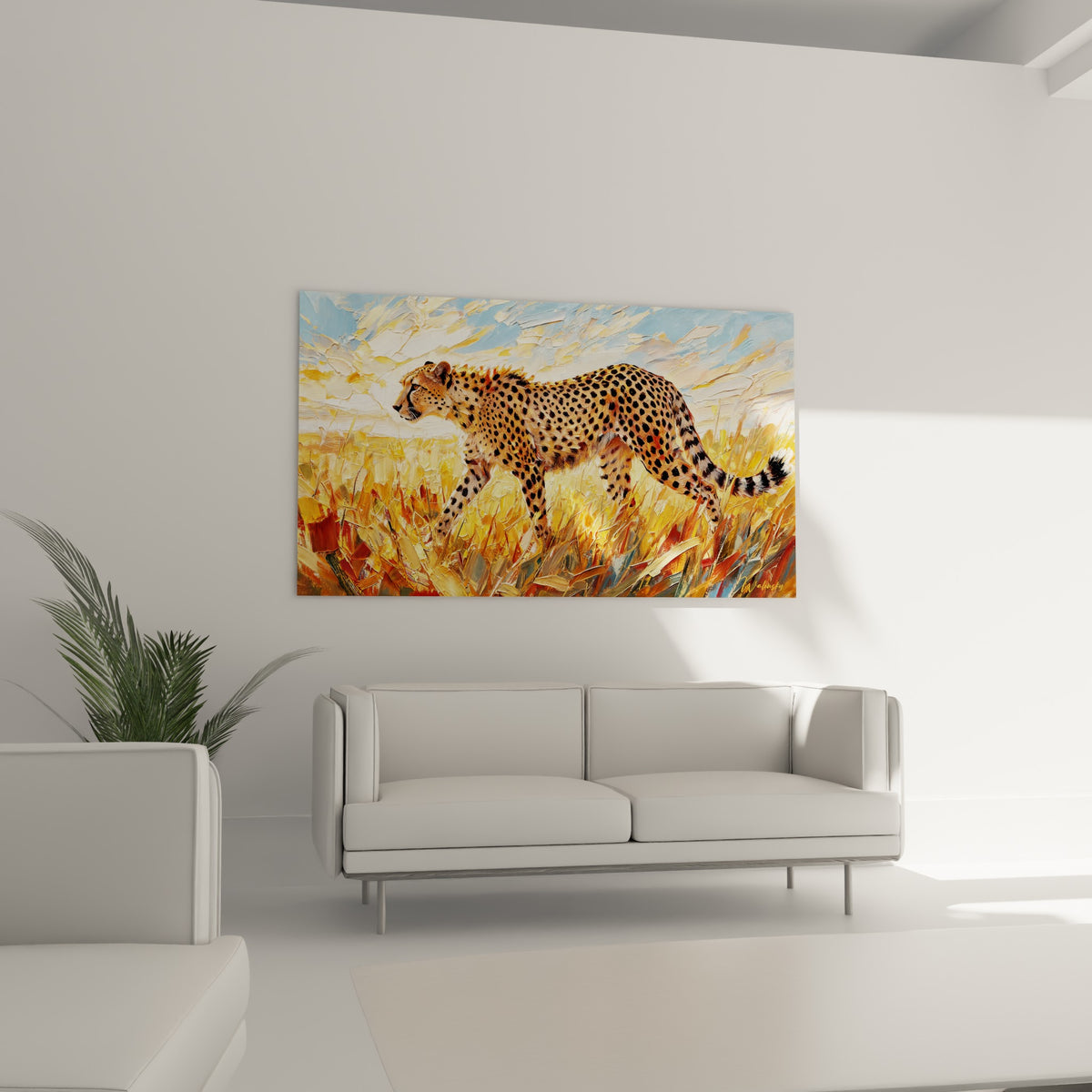 Guépard doré en posture de traque, ciel bleu et blanc texturé, au-dessus d'un canapé dans un salon lumineux