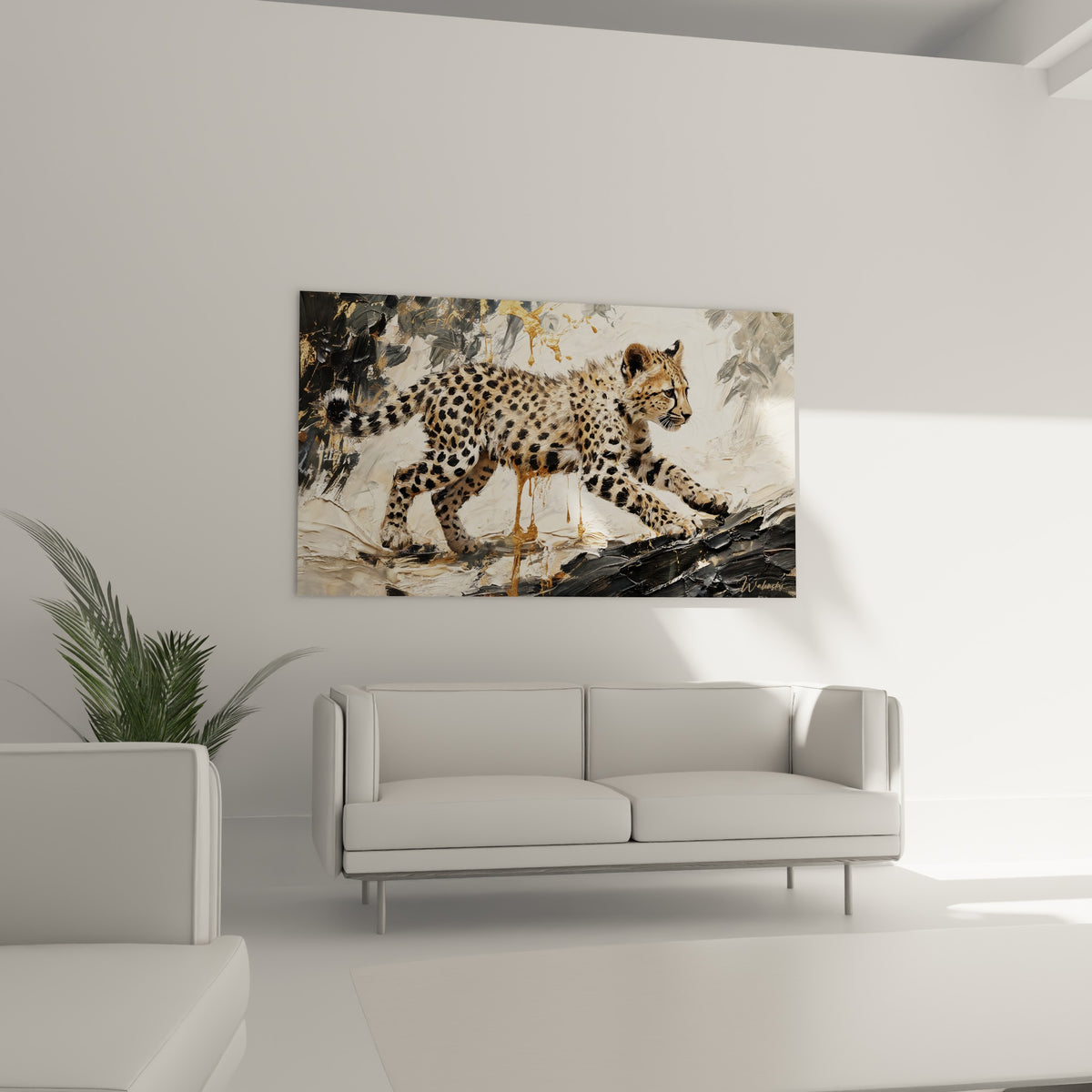 Guépard tacheté beige et noir dans un décor peint crème et or, suspendu au-dessus d'un canapé dans un salon lumineux