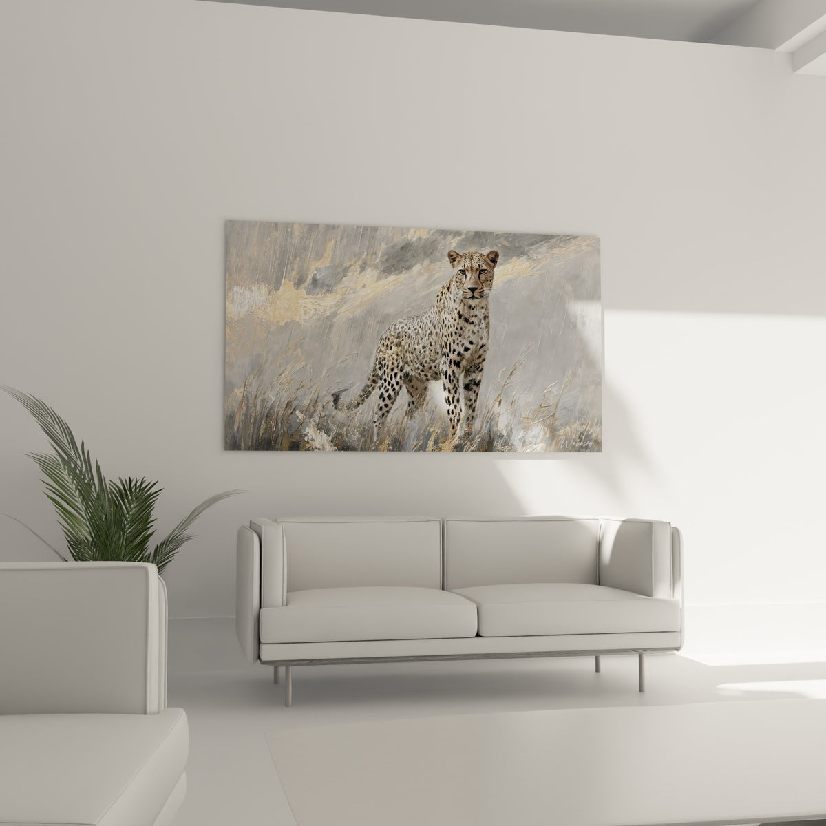 Prédateur tacheté beige et anthracite dans les herbes sèches, au-dessus d'un canapé dans un salon lumineux