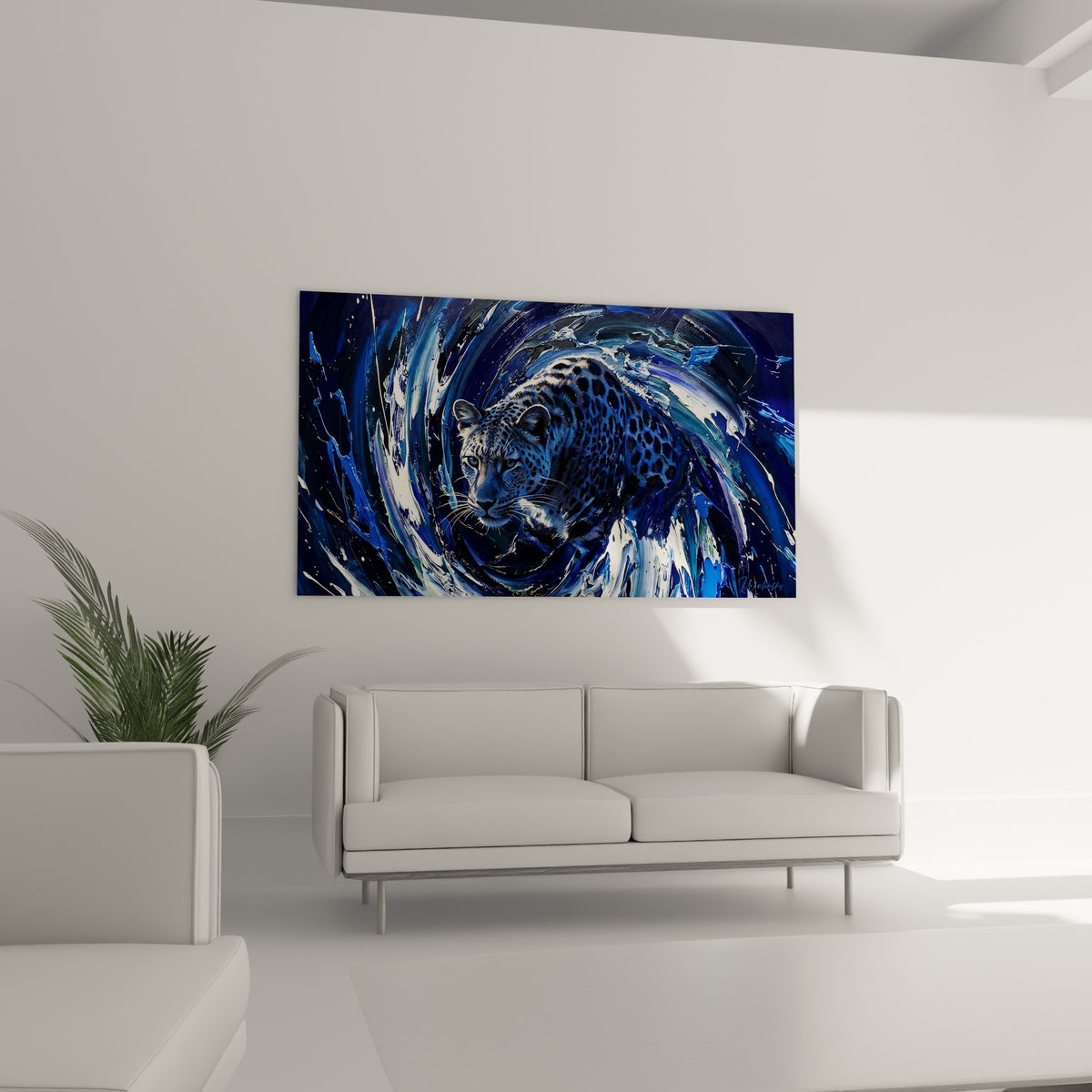 Fauve moucheté aux tons bleu marine et gris, tourbillon blanc éclatant, au-dessus d'un canapé dans un salon lumineux