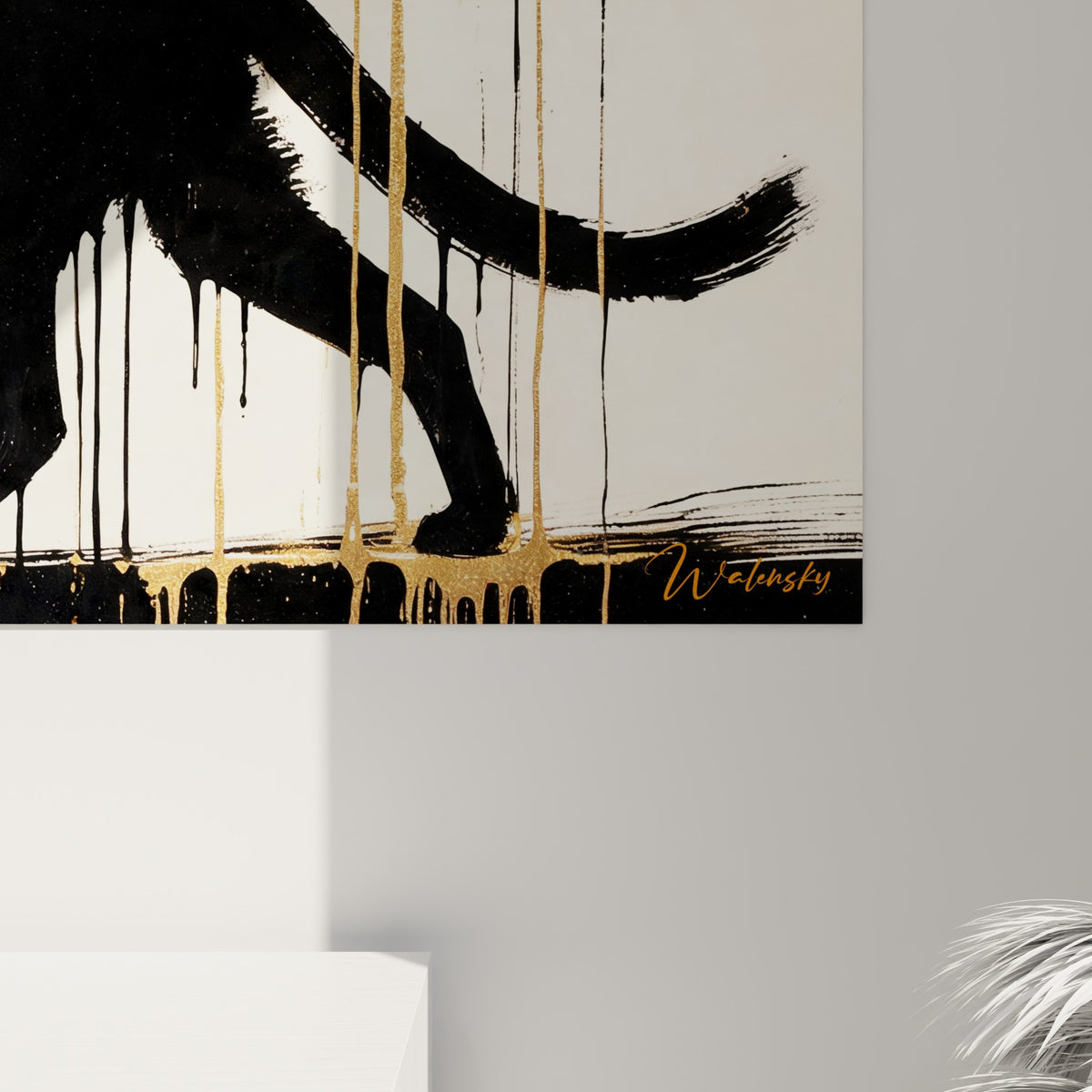 Coulures dorées et noires visibles de près sur la toile du guépard, texture picturale et empâtements