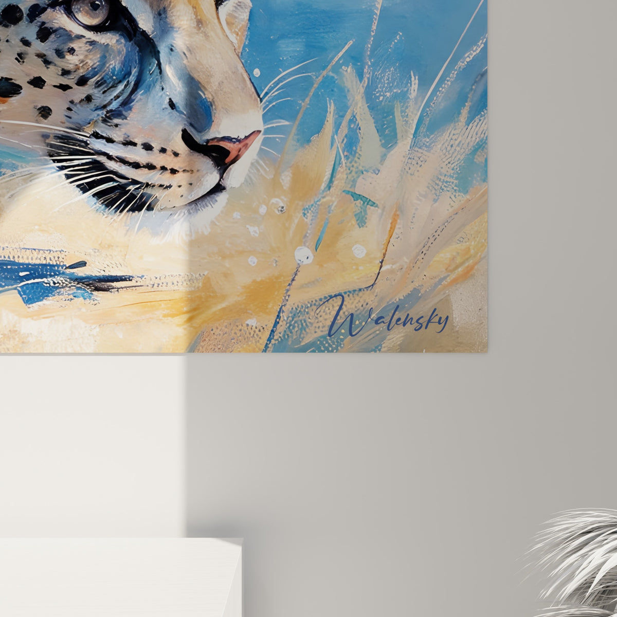 Détail du pelage tacheté ocre et noir du guépard, empâtements visibles et fond bleu texturé