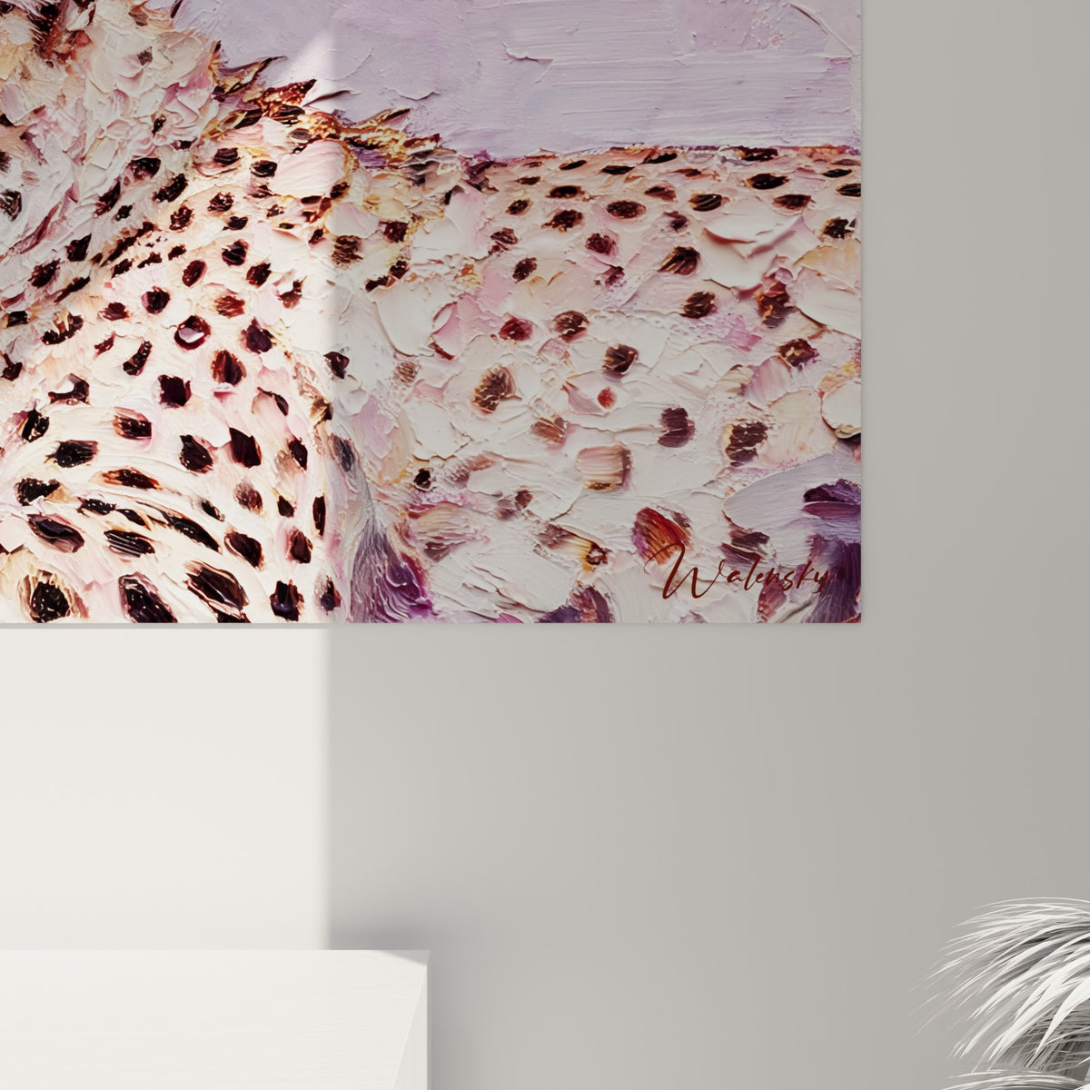 Matière épaisse et empâtements du pelage tacheté brun, rose et lilas sur cette toile de guépards