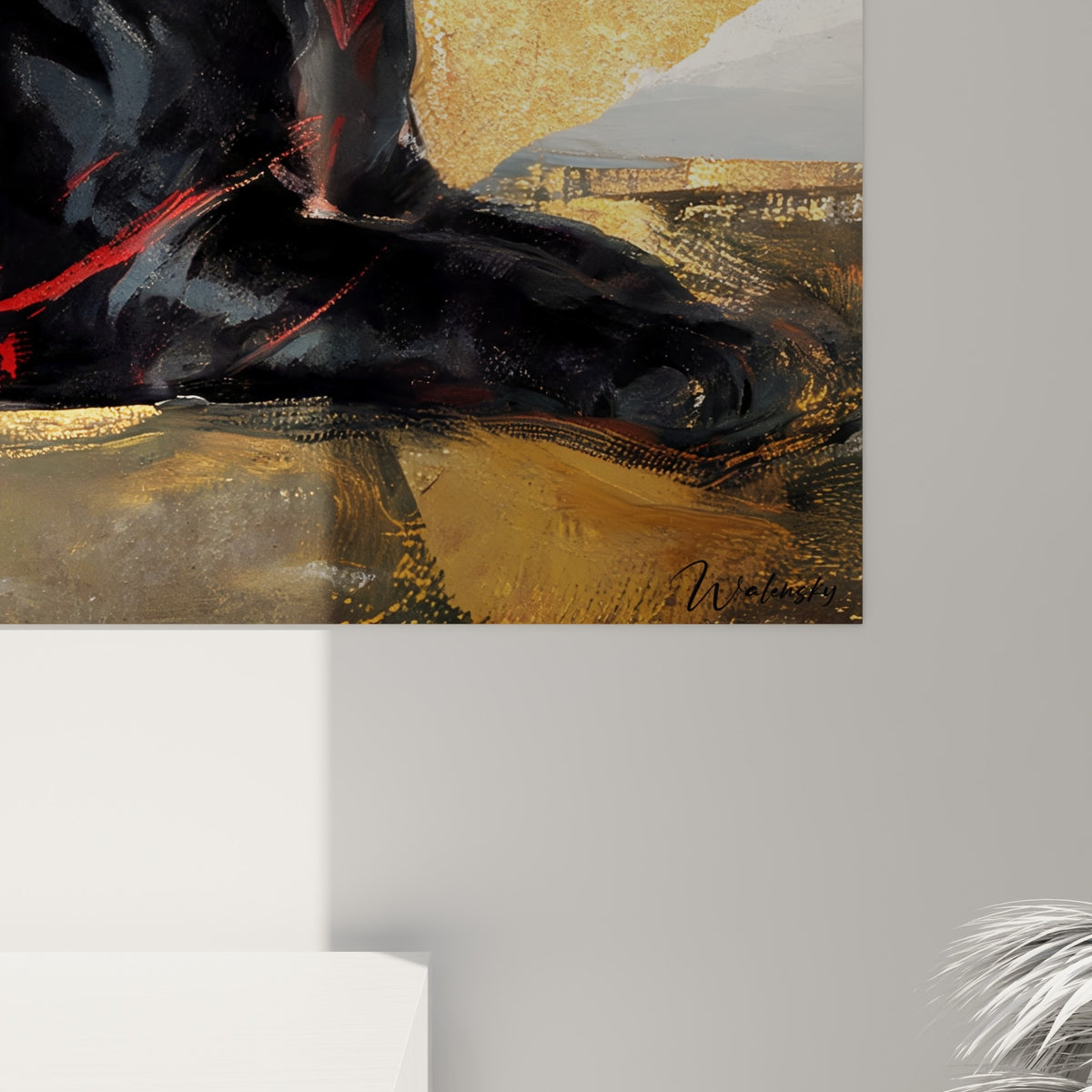 Empâtements noirs et coulures rouges se mêlant aux reflets dorés sur la toile du guépard accrochée
