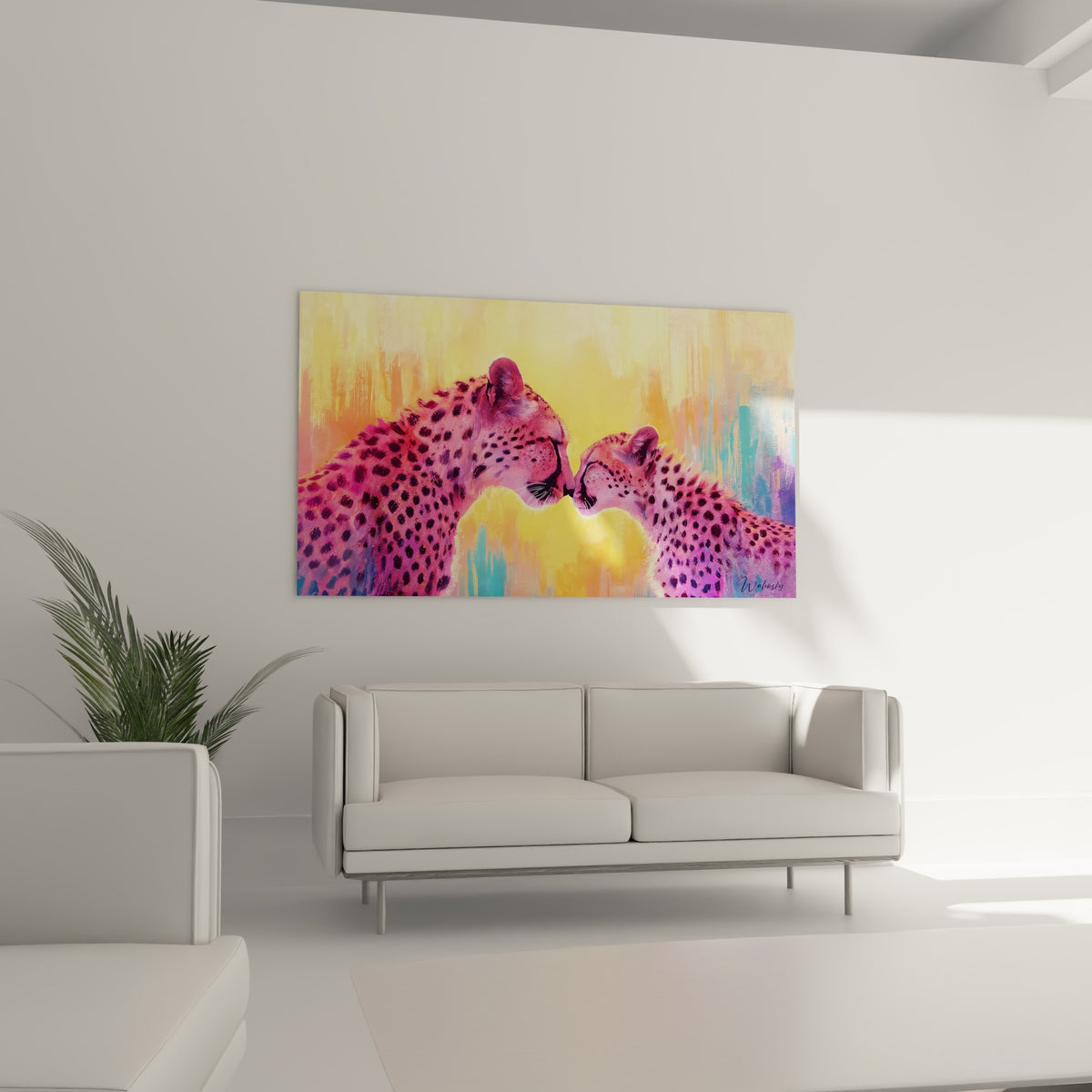 Guépards roses en tendresse sur fond turquoise et jaune, au-dessus d'un canapé dans un salon lumineux
