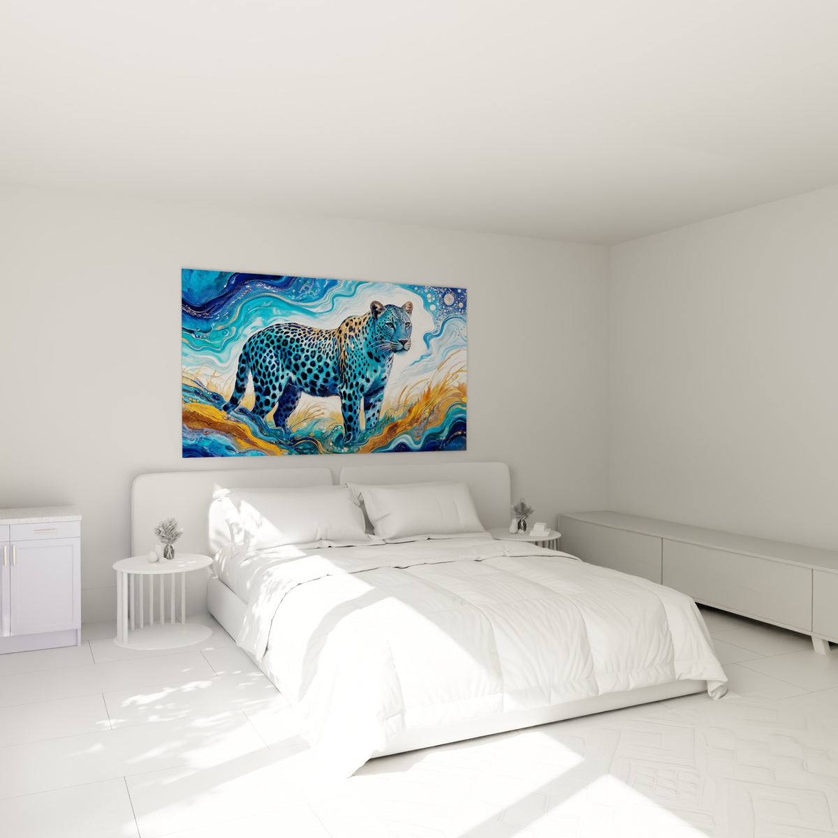 Félin turquoise et fauve traversant des vagues dorées, accroché au-dessus d'un lit dans une chambre claire