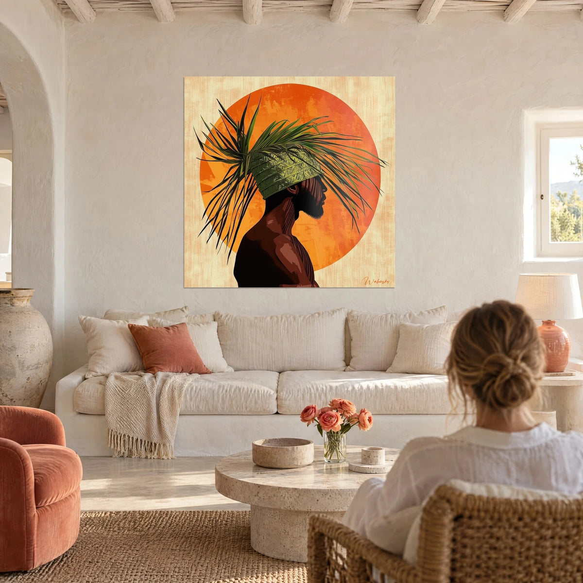 Gemälde eines Kriegers im Profil mit grüner geflochtener Mütze, oranger Sonne im Hintergrund, über einem Sofa in einem hellen Wohnzimmer