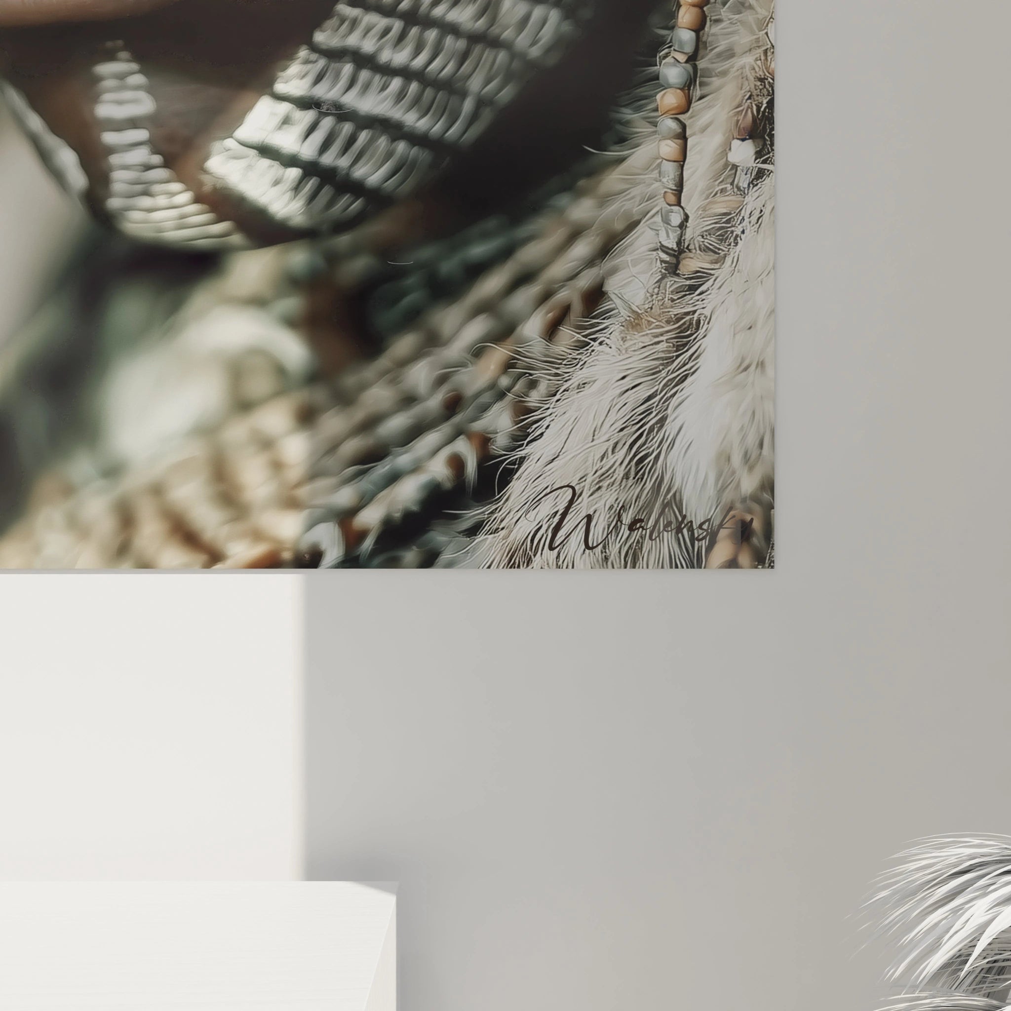 tableau art tribal mural Walensky gros plan perles plumes textures naturelles ideal salon contemporain