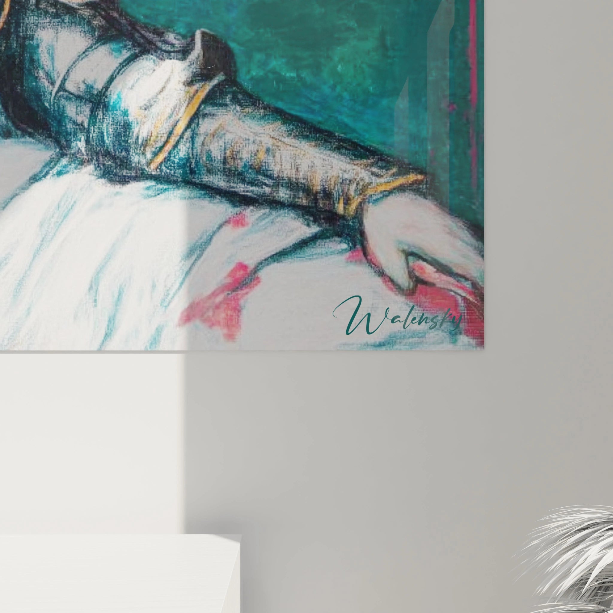 Tableau mural Walensky tableau guerrière préraphaélite gros plan bras en armure main sur robe blanche fond turquoise