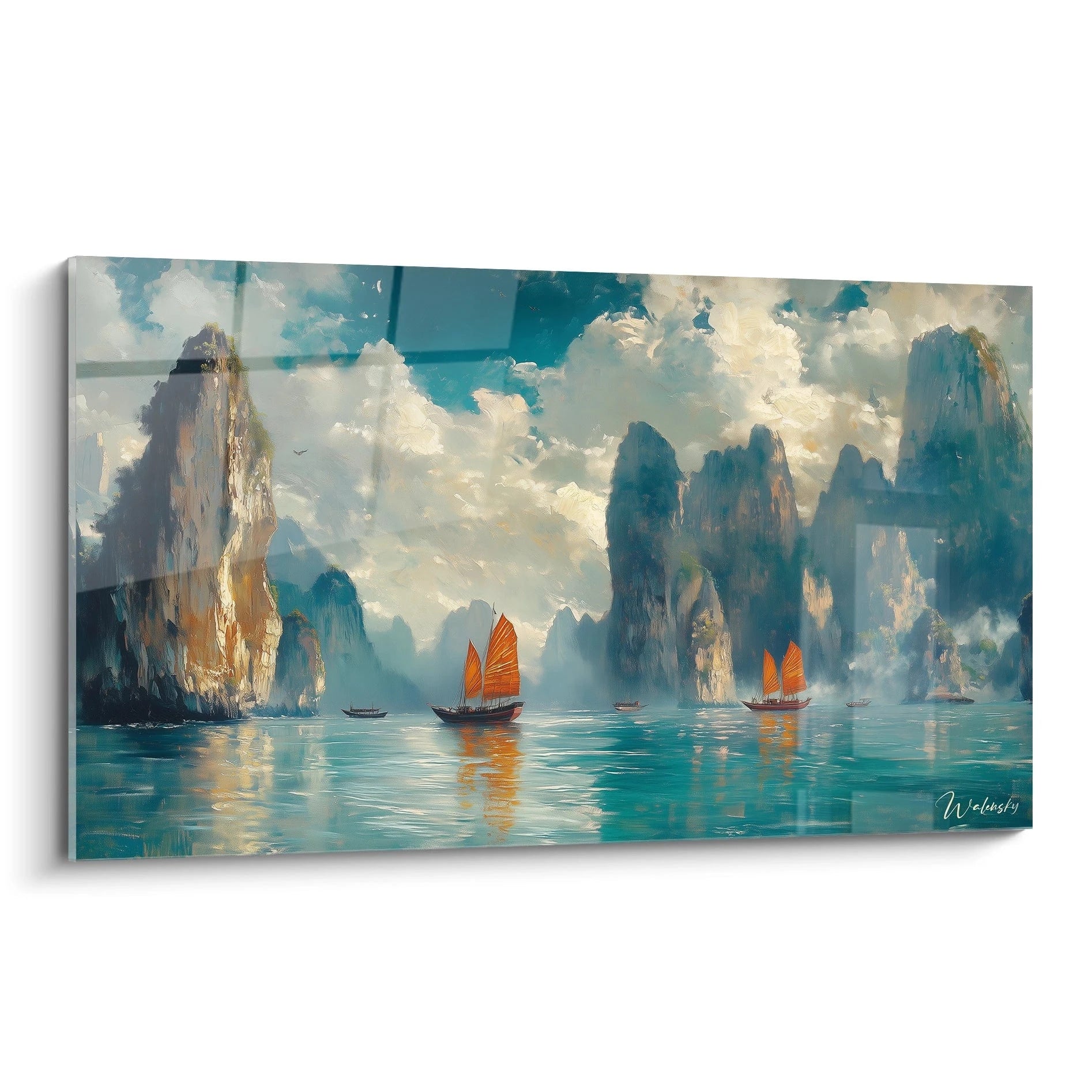 Un tableau paysage marin représentant de hautes falaises karstiques entourant une baie aux eaux turquoise, où naviguent des jonques traditionnelles à voiles orangées, sous un ciel lumineux aux nuages blancs vaporeux et aux reflets brillants sur l'eau calme.