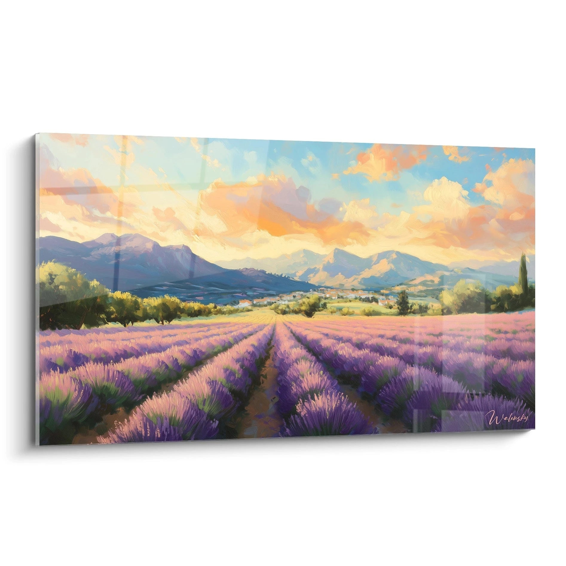 Un tableau champs de lavande présentant des rangées violettes régulières s'étendant vers des montagnes bleues sous un ciel aux nuages orangés et roses avec une lumière crépusculaire.