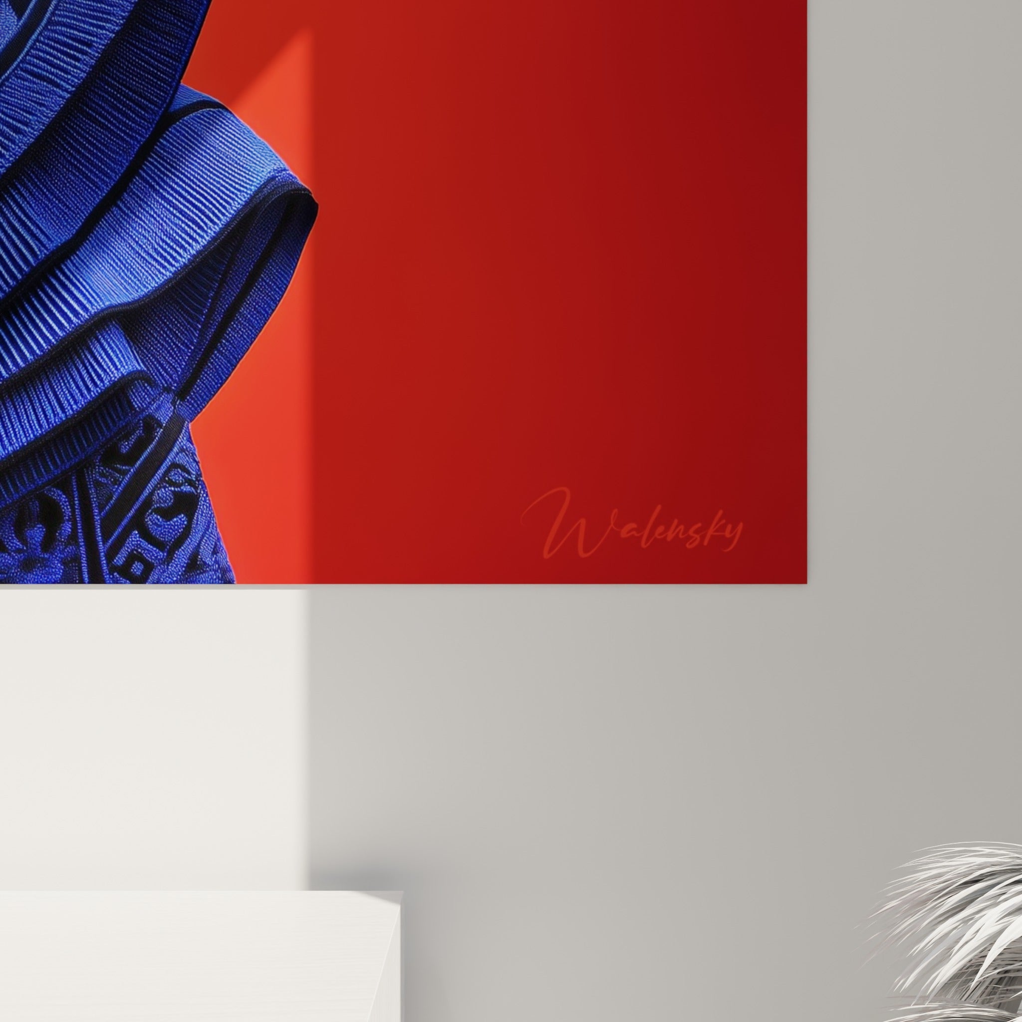 Broderies Haute couture bleu marine texturées et reflets rouge écarlate visibles en gros cadrage