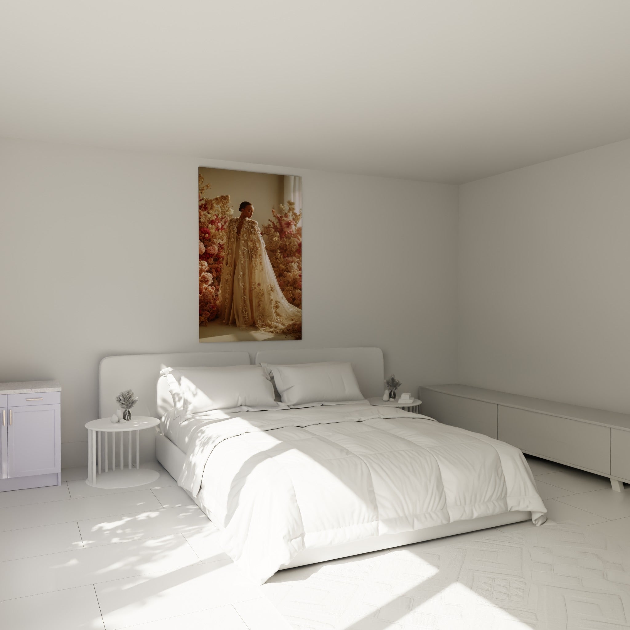 Femme en cape florale ivoire et rose, tableau haute couture au-dessus d'un lit dans une chambre claire