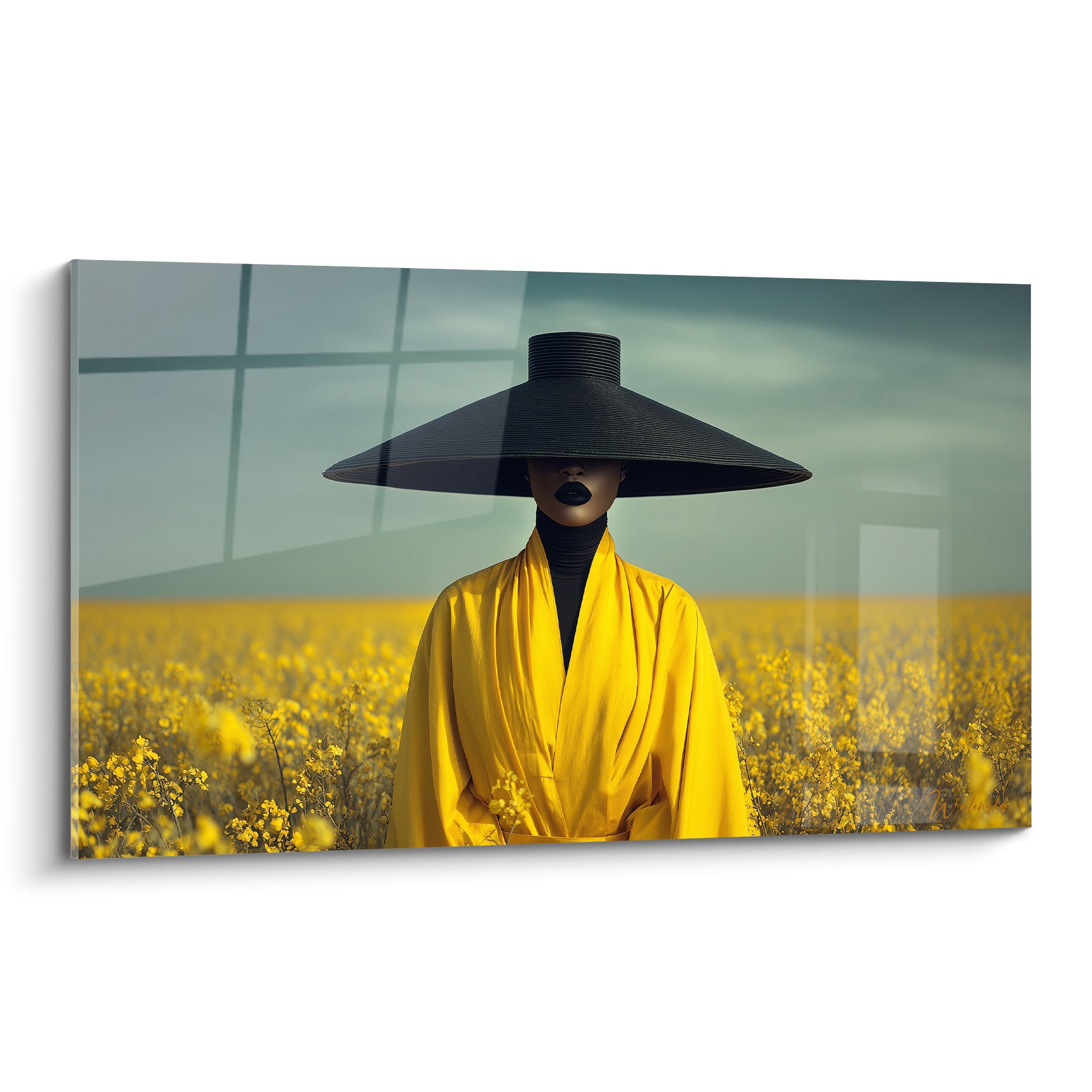 Silhouette au chapeau noir sculptural et manteau jaune dans un champ de colza doré