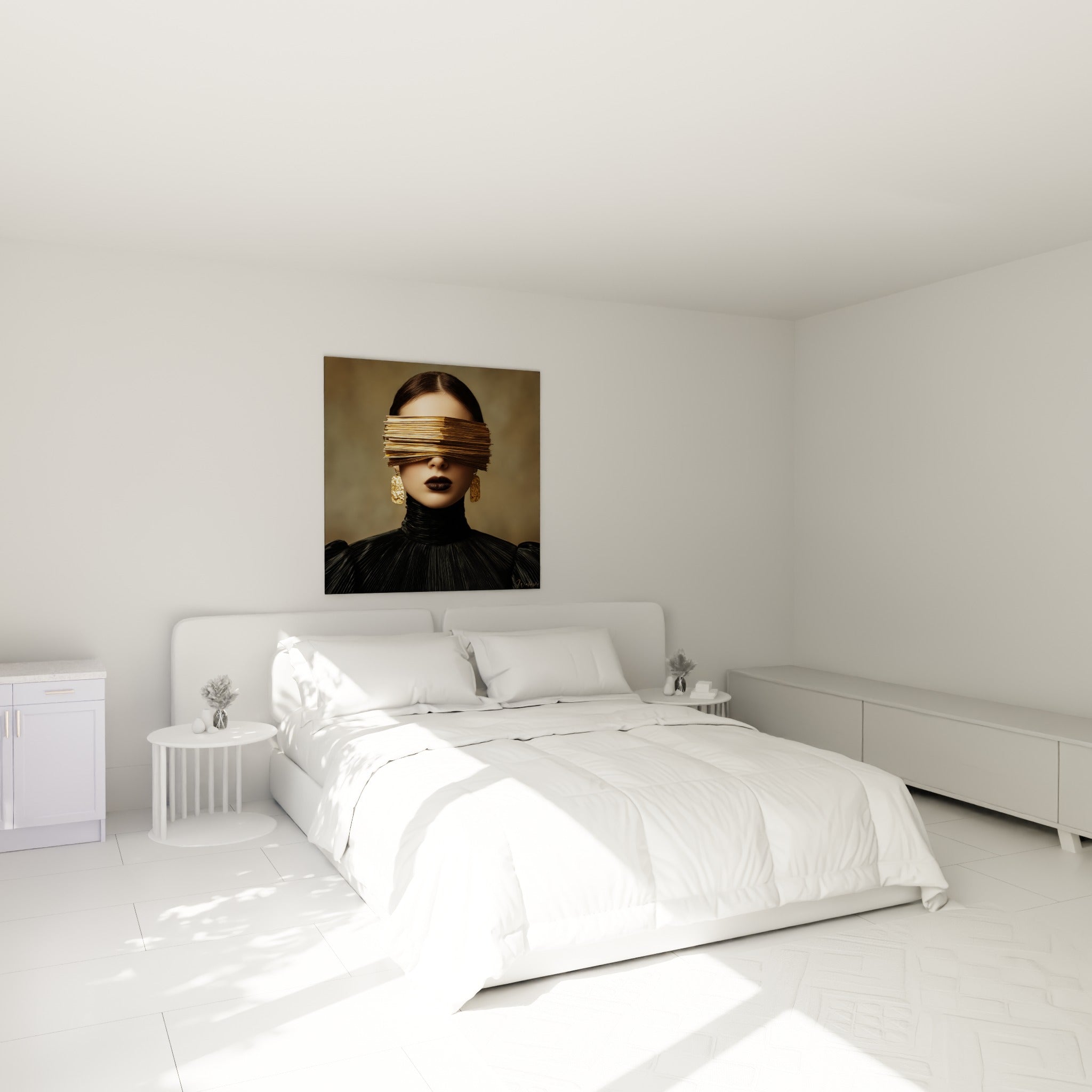 Silhouette au bandeau doré et col noir accrochée au-dessus d'un lit dans une chambre claire