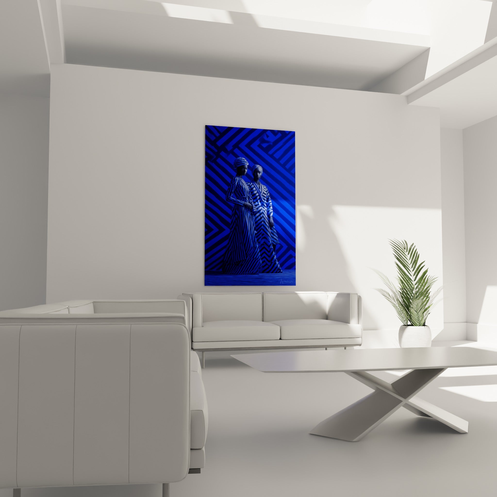 Deux mannequins bleu cobalt en tenues rayées, œuvre haute couture au-dessus d'un canapé dans un salon lumineux