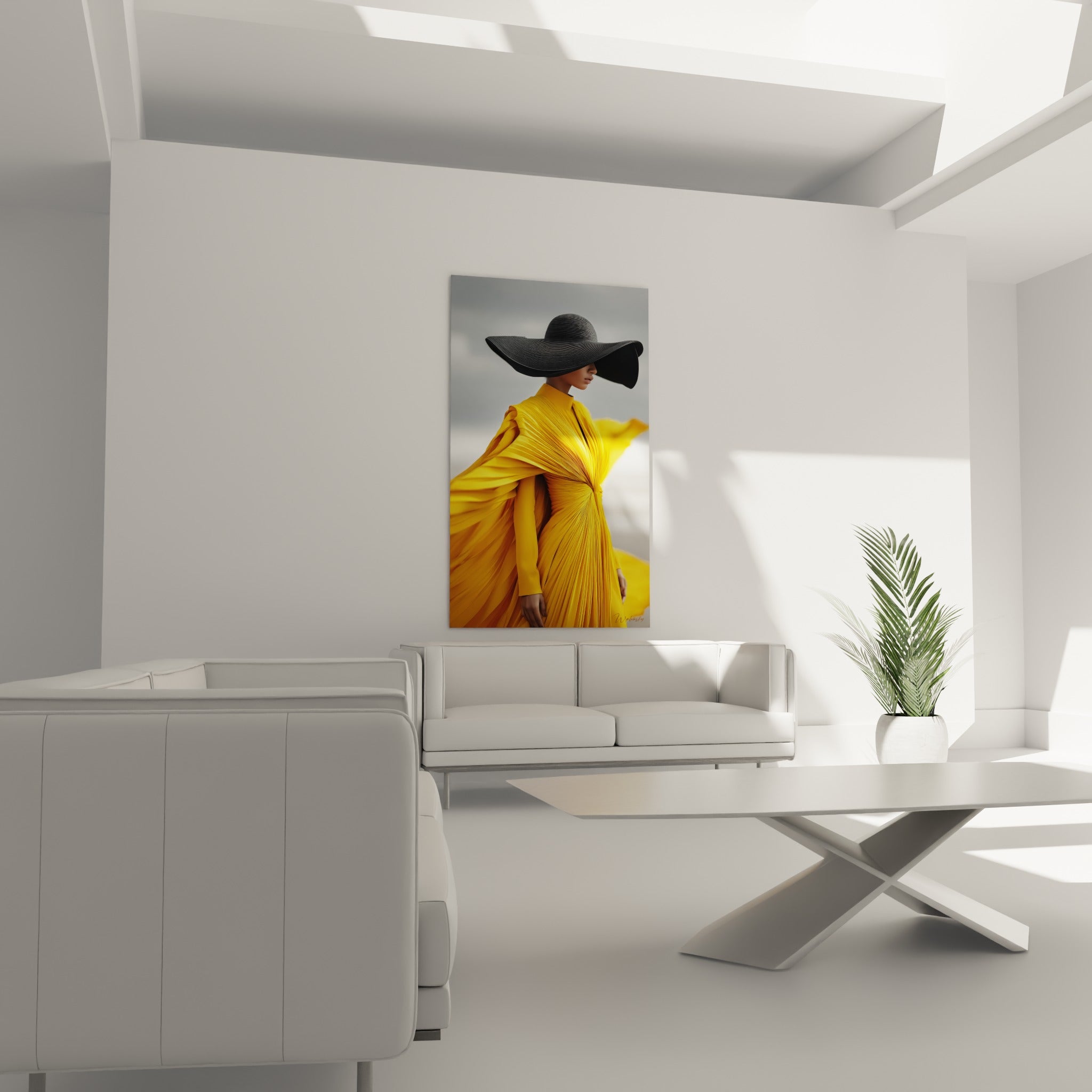 Drapé jaune safran et chapeau noir texturé au-dessus d'un canapé dans un salon lumineux