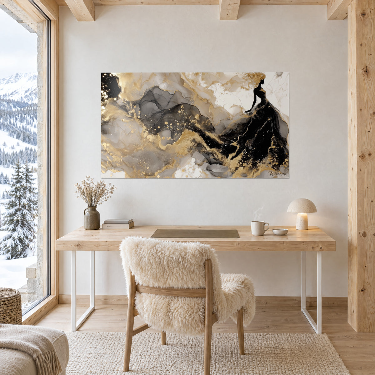 Tableau reine d'encre noire à la chevelure dorée sur veines de marbre grises et blanches, au-dessus d'un bureau en bois clair près d'une fenêtre