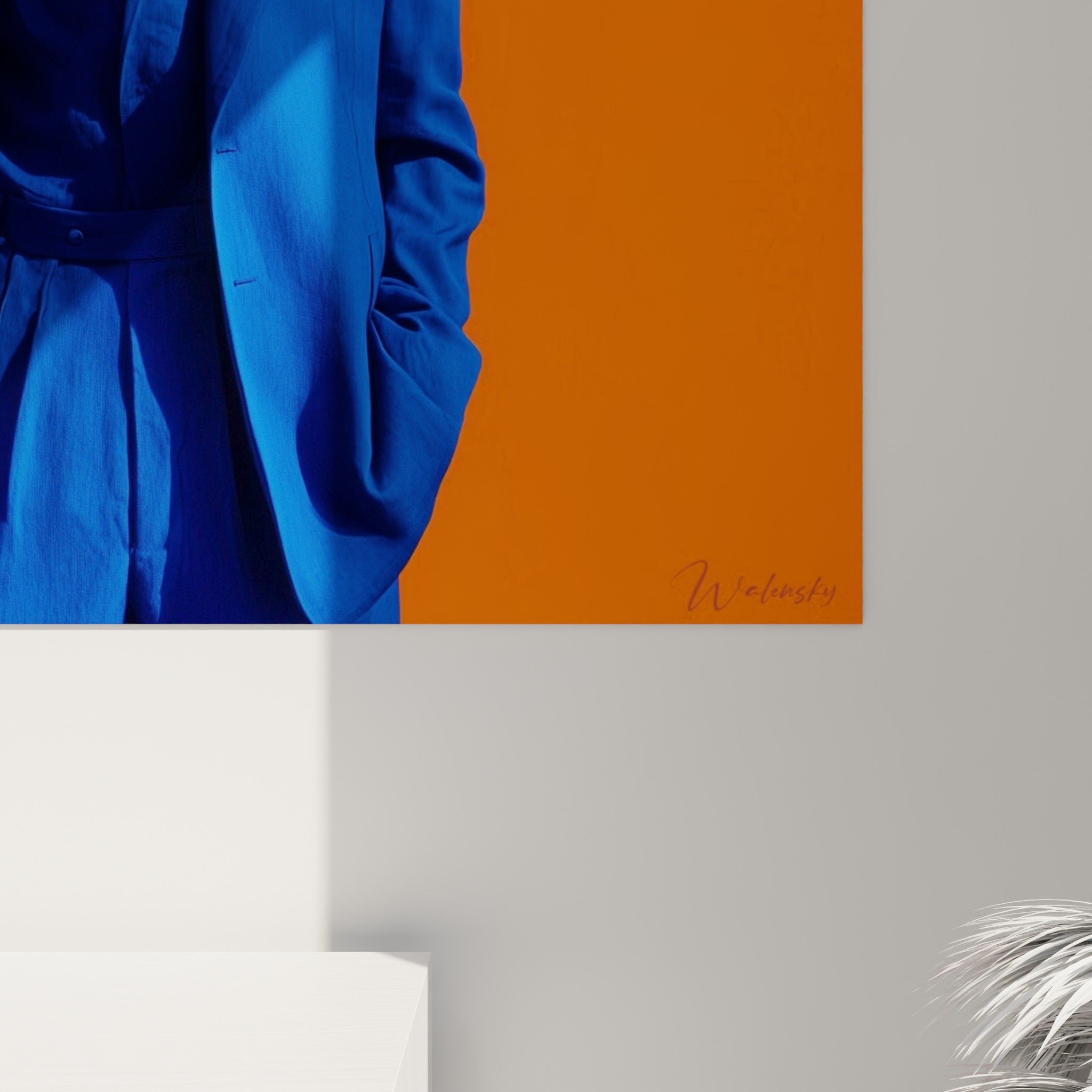 Détail du grain photographique révélant les nuances de bleu roi et d'orange sur la toile encadrée