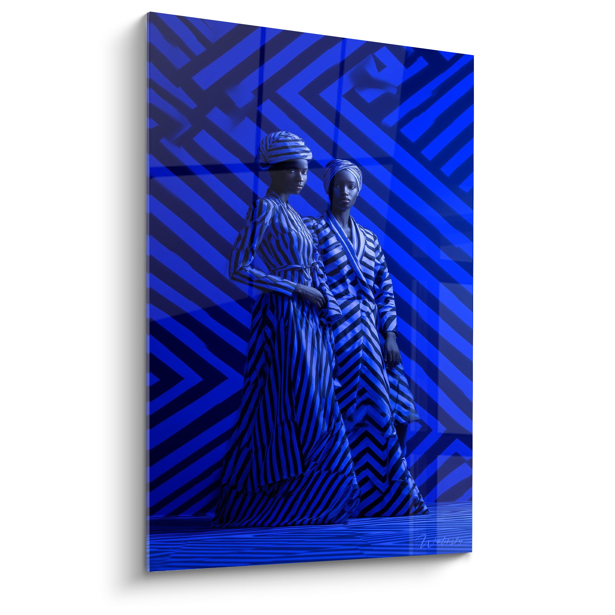 Silhouettes drapées bleu marine et cobalt aux rayures chevrons, tableau haute couture graphique