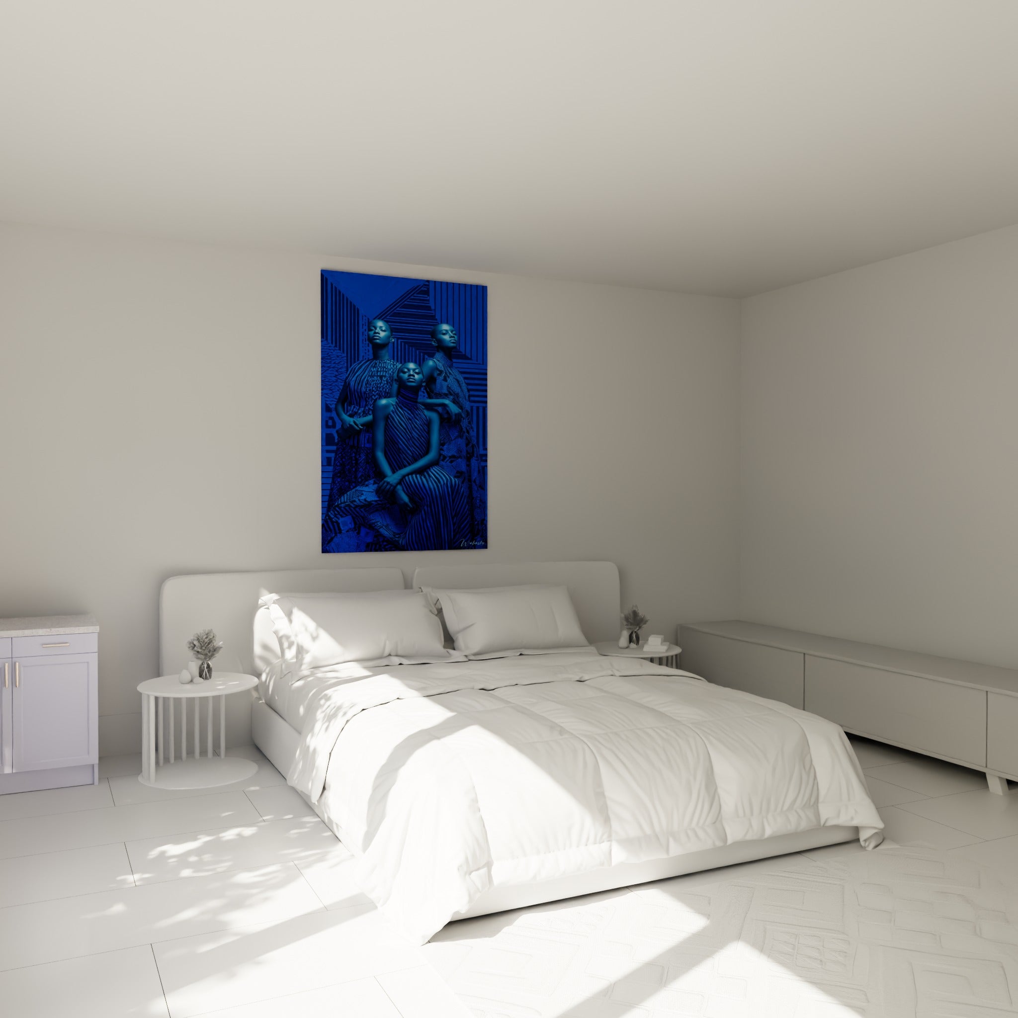 Silhouettes bleu indigo aux drapés géométriques, tableau haute couture au-dessus d'un lit dans une chambre claire